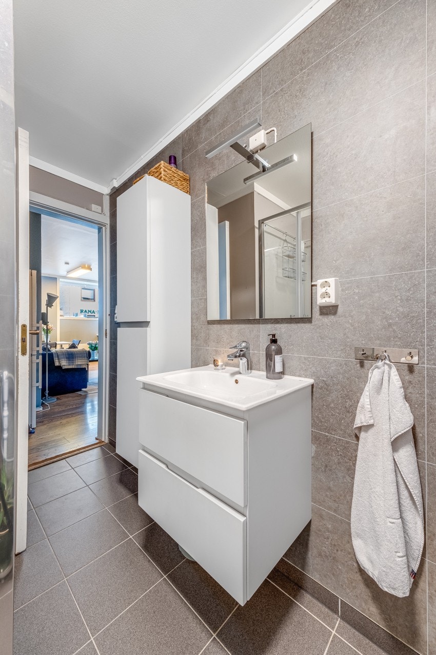 Rommet er utstyrt med servant med servantskap, WC, dusjkabinett, mekanisk avtrekk og opplegg for vaskesøyle. Det er gulvvarme i rommet. Galleribilde