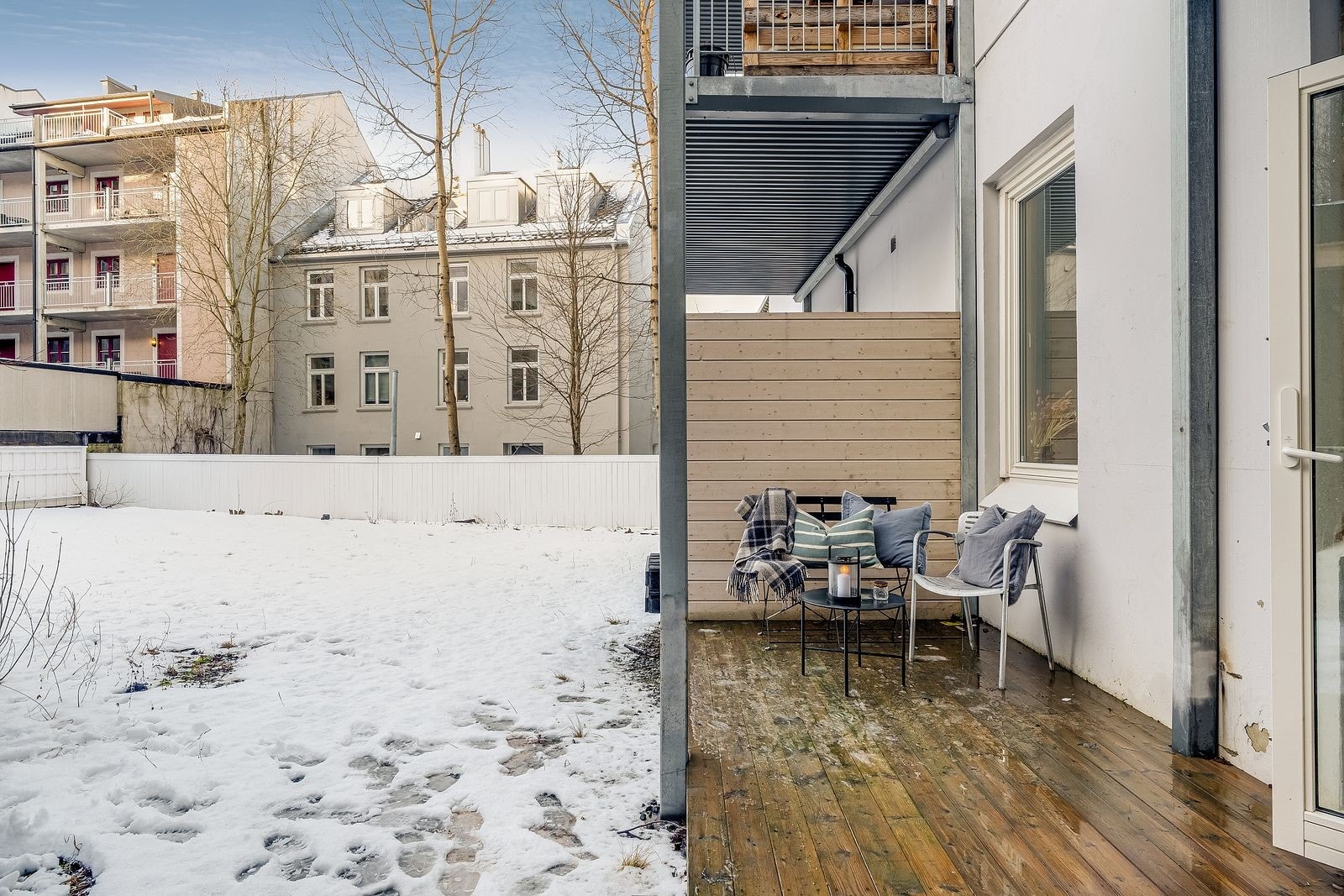 Det ene soverommet har direkte adkomst til terrassen. Galleribilde