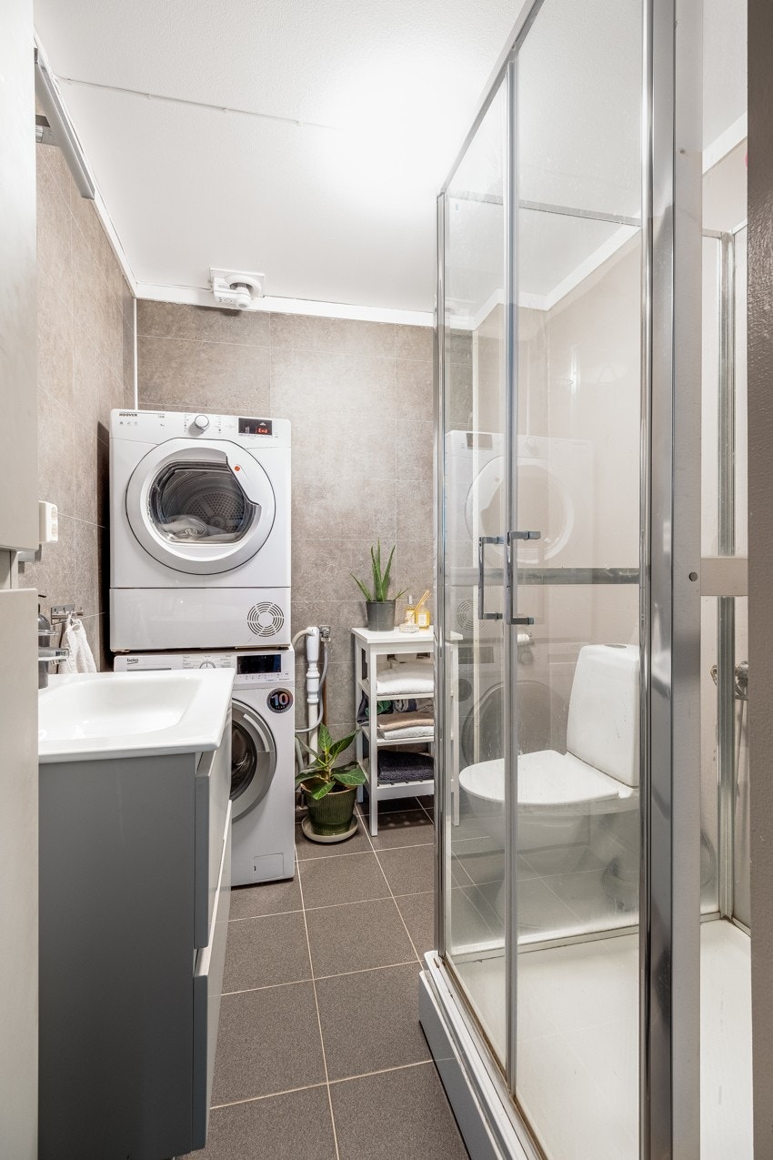 Badet har et areal på ca. 5 kvm og har opplegg for vaskemaskin- og tørketrommel. Galleribilde