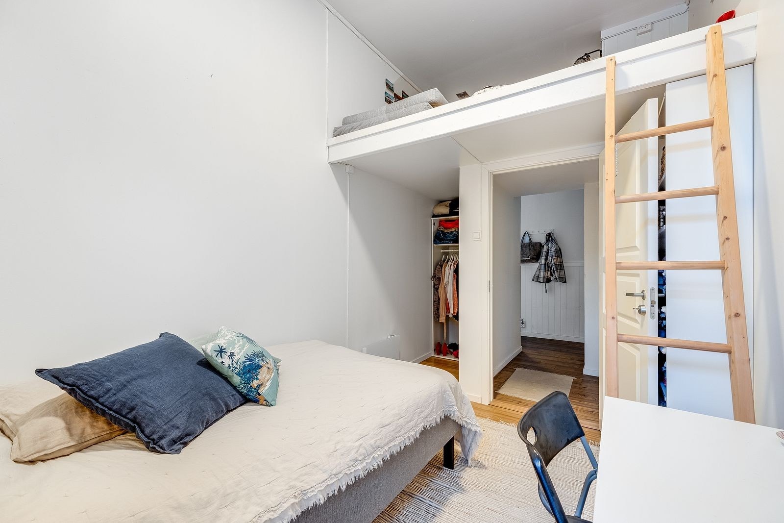 Alle rommene har hems, som gir ekstra gulvplass og fleksible bruksmuligheter for seng, arbeidsplass eller oppbevaring under. Galleribilde