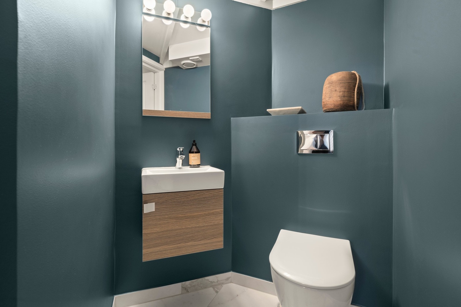 Eget toalettrom er gull verdt i en aktiv familiehverdag - spesielt på travle morgener eller når man har gjester. Galleribilde