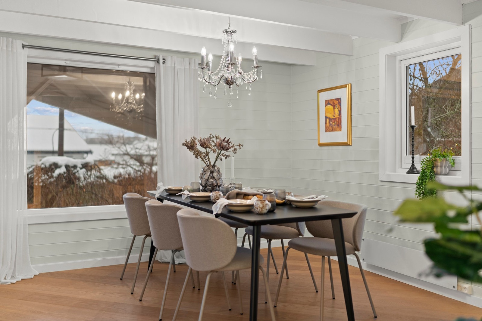 Lys og innbydende spisestue med store vindusflater som gir rikelig med dagslys og en luftig romfølelse. Galleribilde