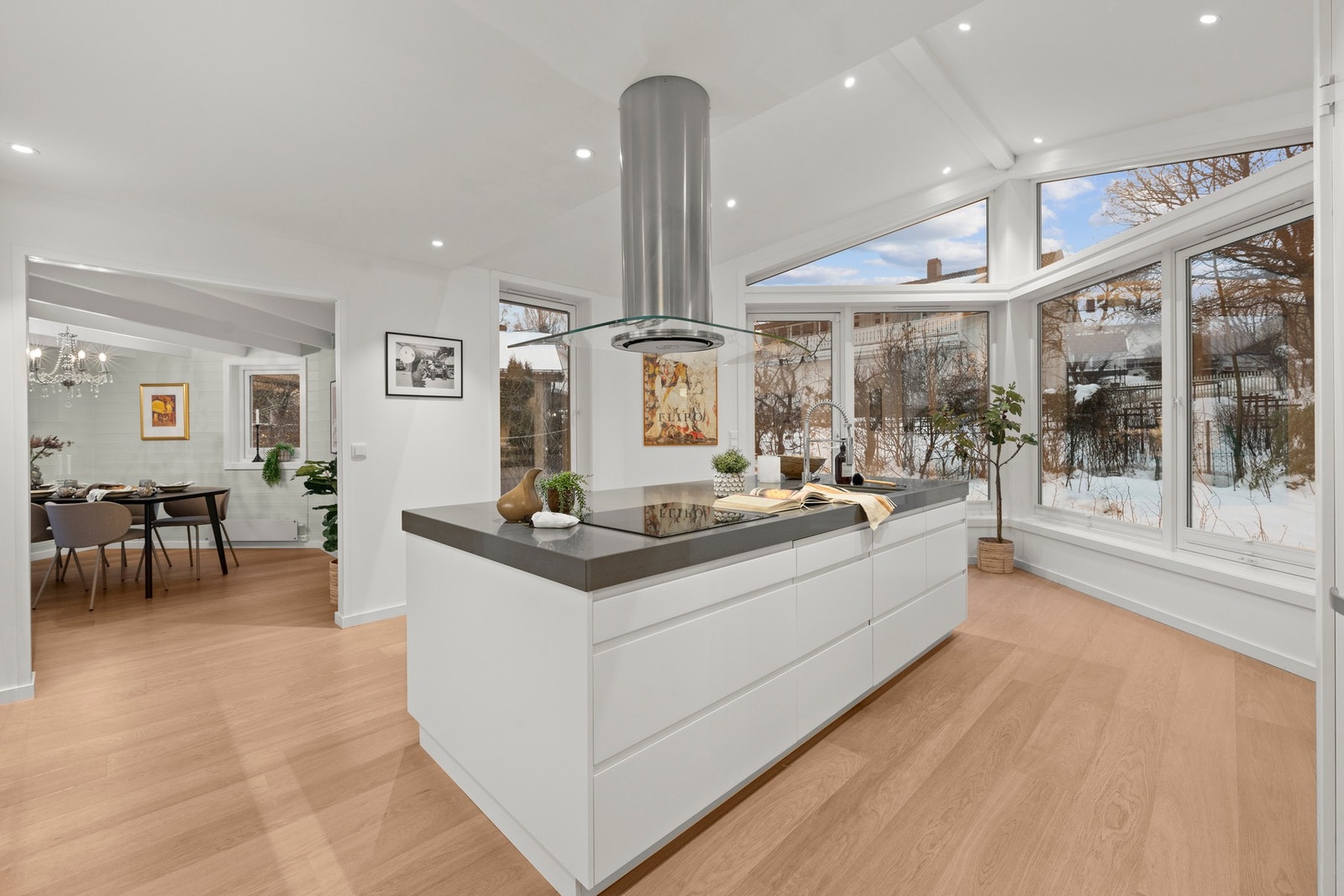 Kjøkkenet er tilknyttet en egen spisesone. Galleribilde