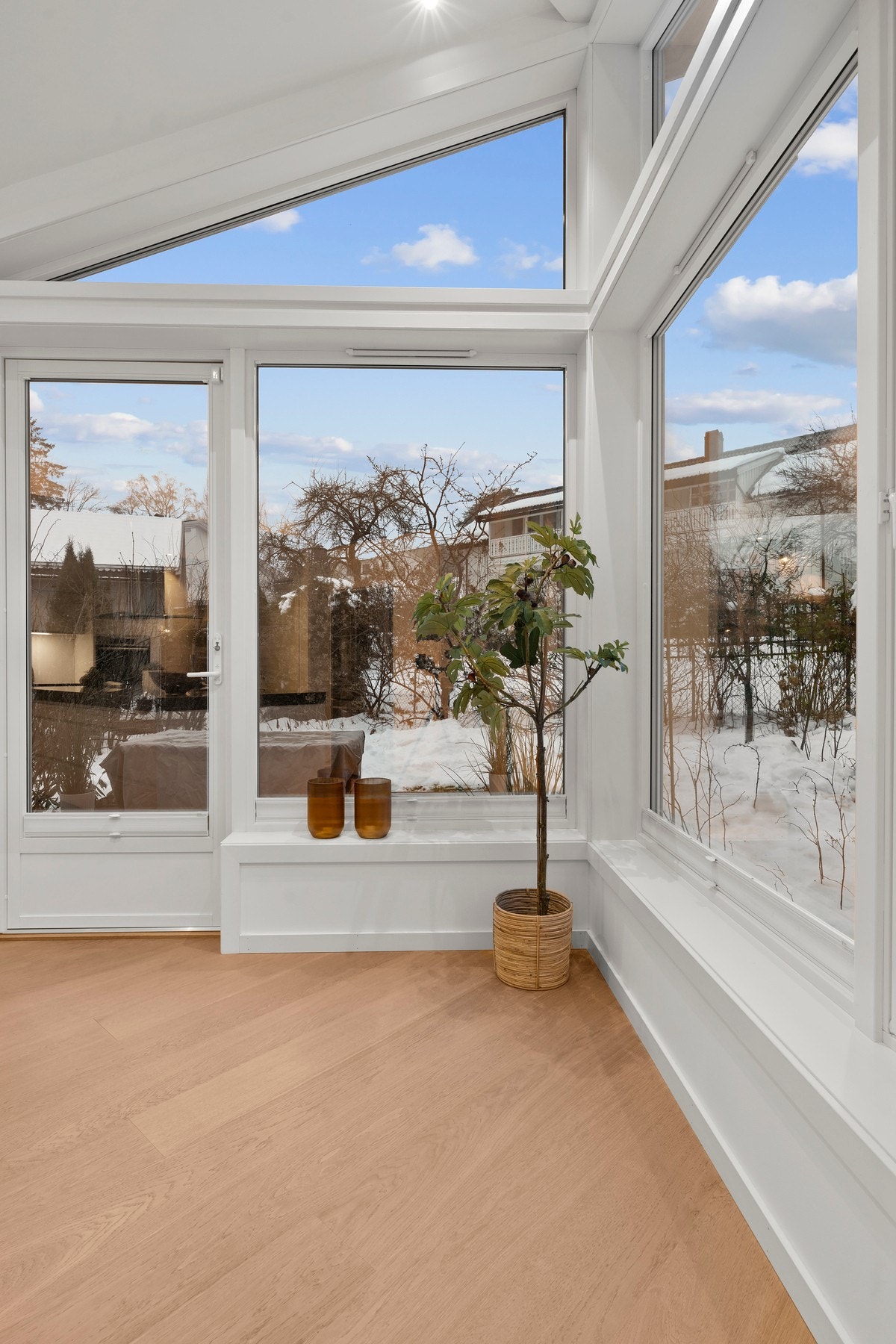 Direkte utgang til terrasse gjør det enkelt å ta hverdagslivet med seg ut på sommerstid og skaper en sømløs overgang mellom inne- og uterom. Galleribilde