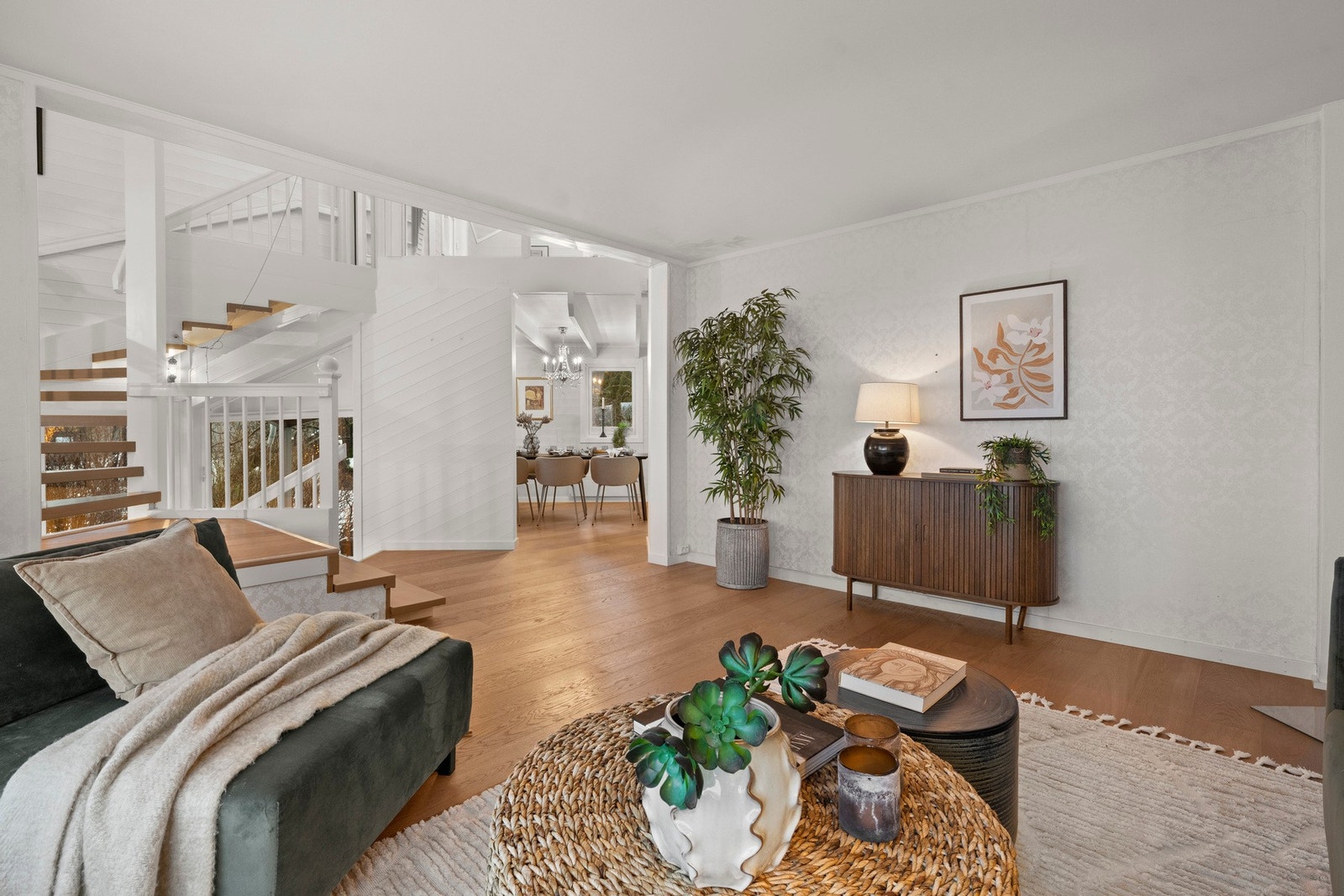 Boligen har en svært god planløsning med flere oppholdsrom og fleksible soner som passer perfekt for barnefamilier. Galleribilde