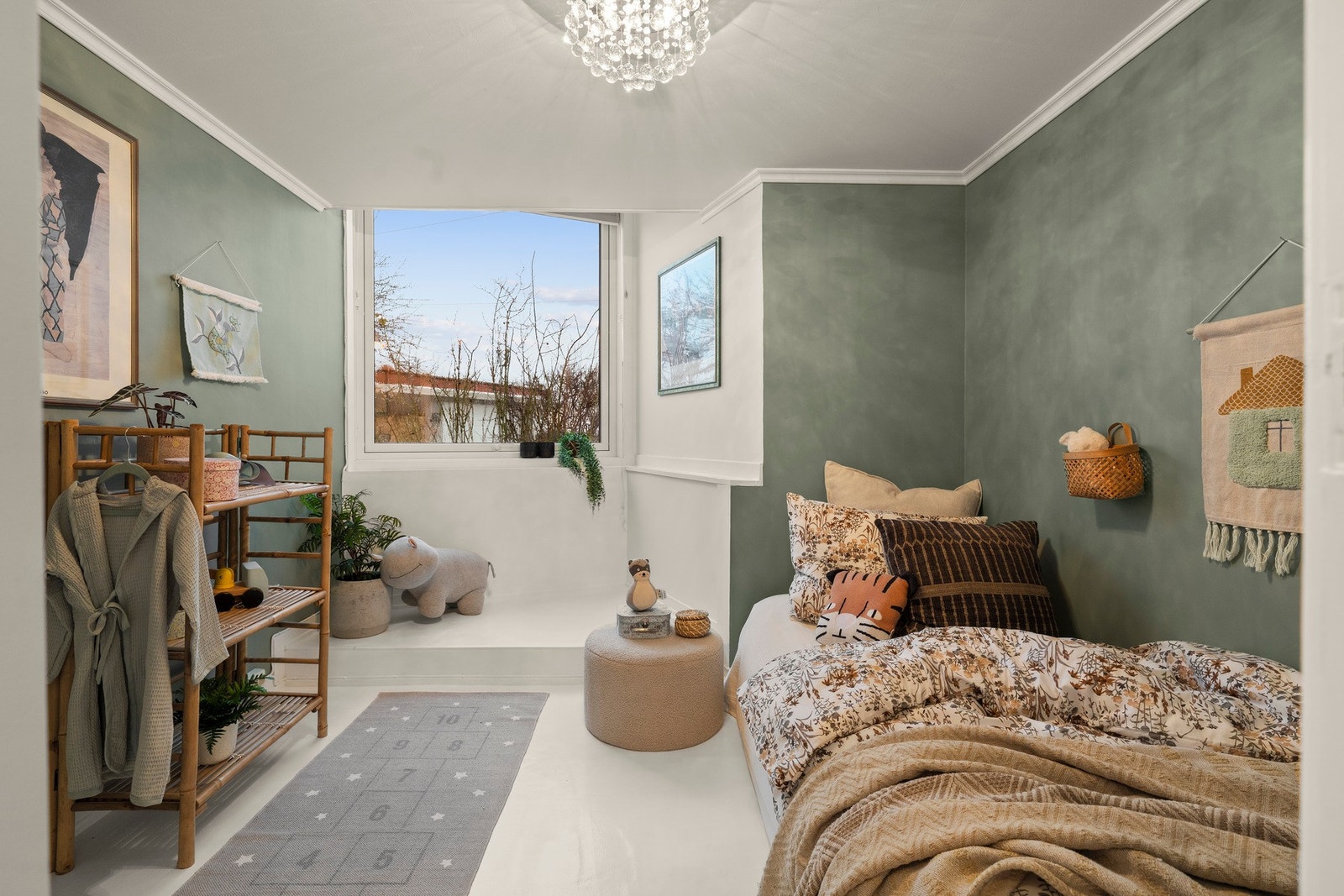 Et romslig og rolig soverom som passer perfekt som barnerom eller gjesterom. Galleribilde