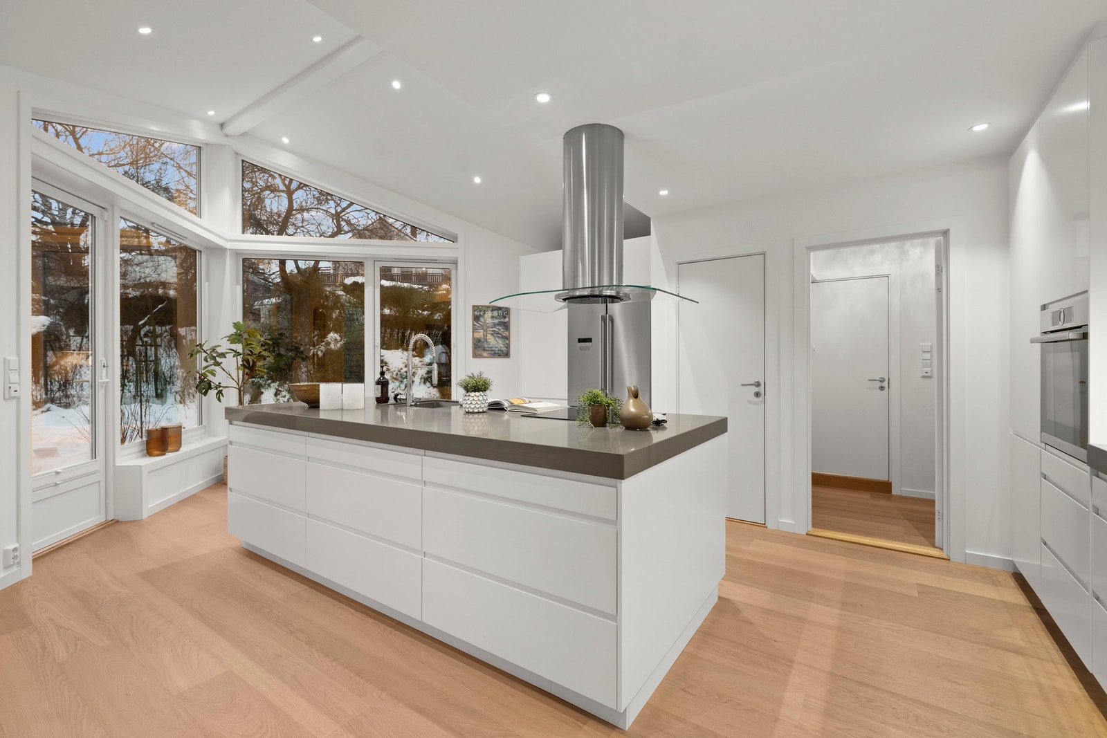 Kjøkkenøya fungerer som et naturlig samlingspunkt med god arbeidsplass og perfekt oversikt. Galleribilde