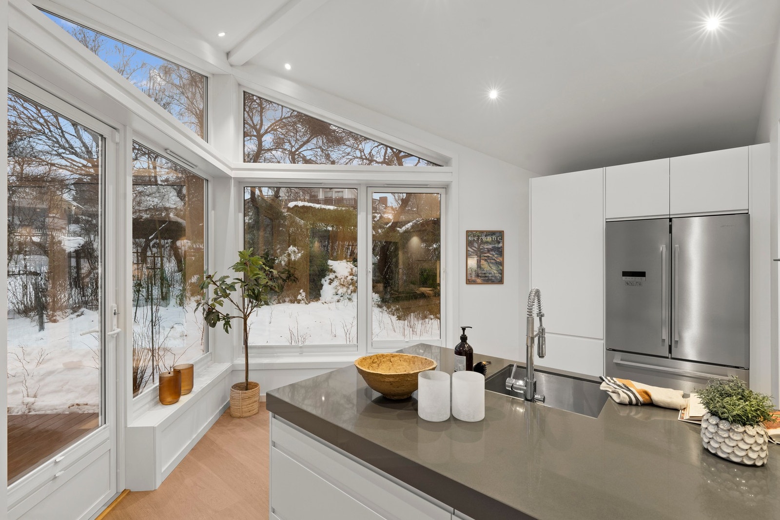 Kjøkkenet er et av boligens absolutte høydepunkt - et stilrent og gjennomført kjøkken fra Strømstad Køk med stor kjøkkenøy og integrerte hvitevarer. Galleribilde