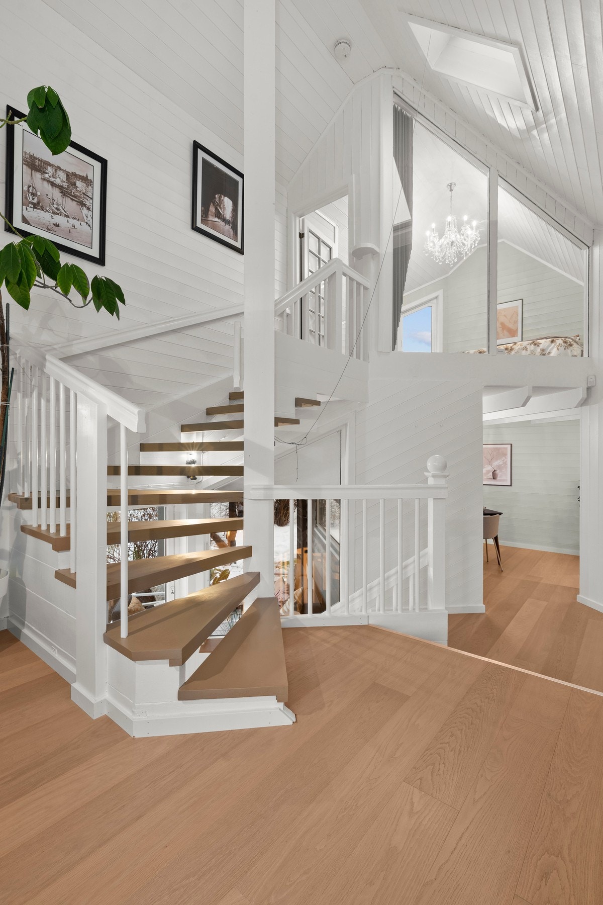 Fra repoet går trappen videre opp til en loftesetasje som kan fungere som et soverom, kontor eller ekstra stue. Galleribilde