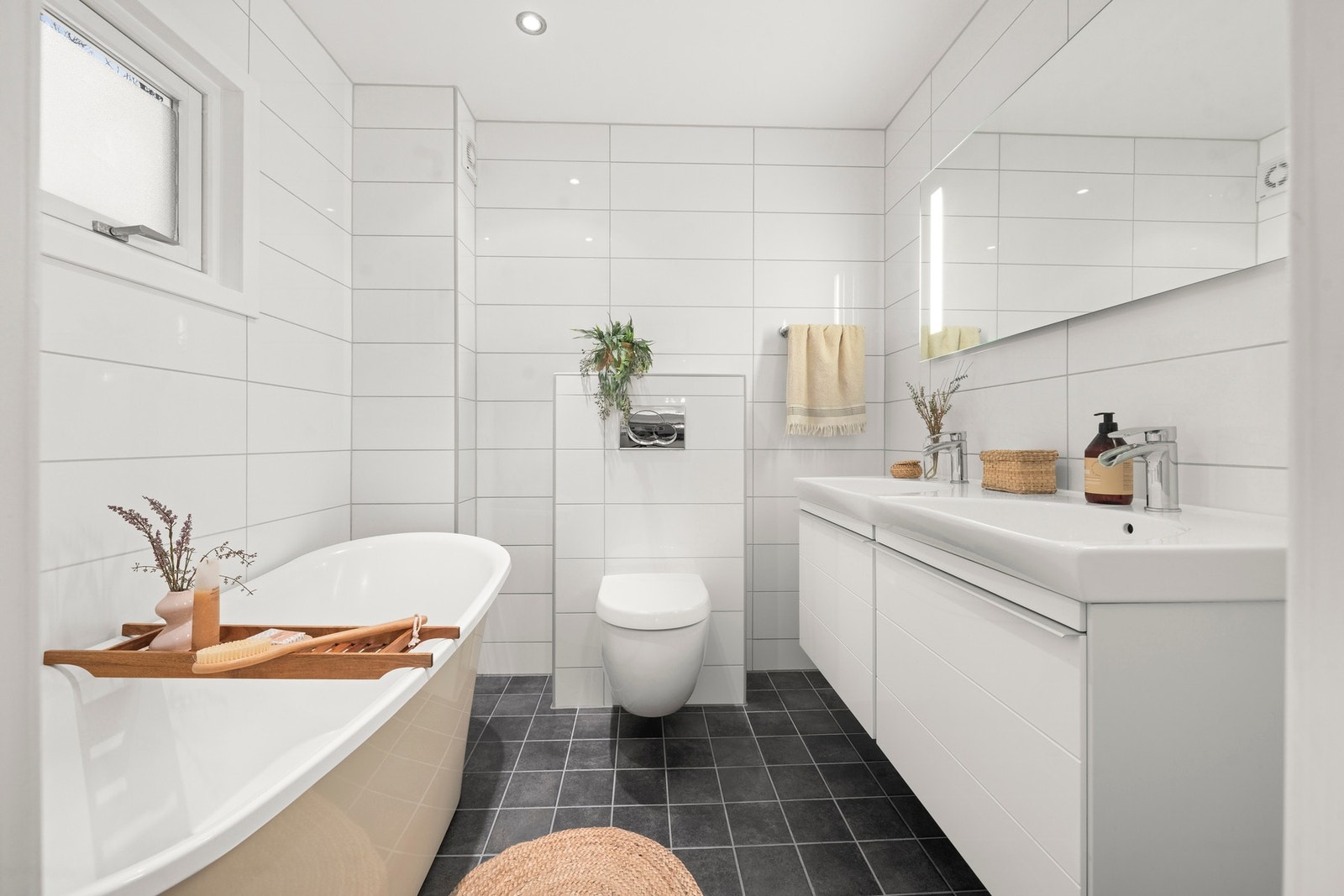 Rommet har et privat baderom med badekar, rehabilitert i 2012, som gir en et ekstra preg av hverdagsluksus. Galleribilde