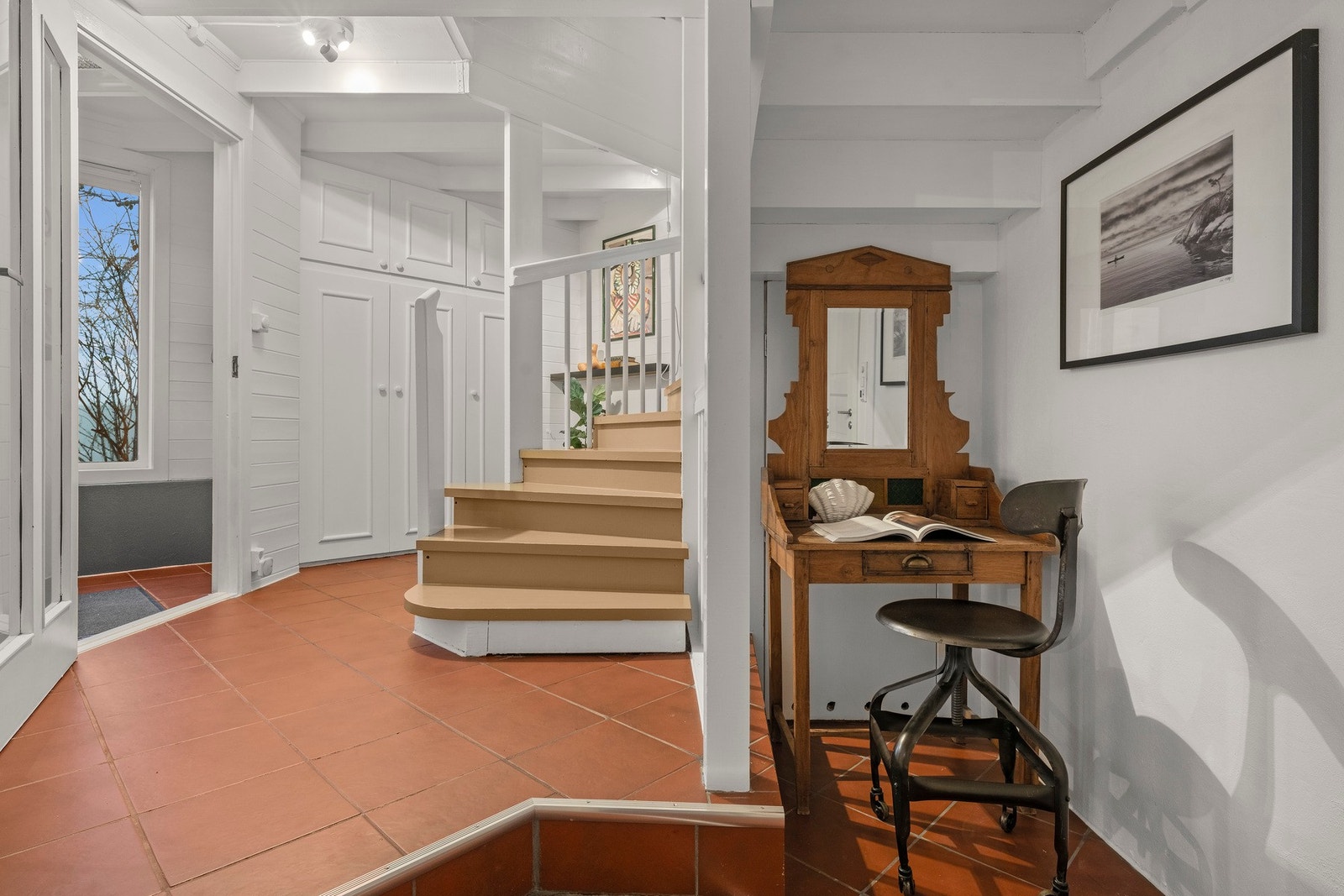 Lys og oversiktlig gang i kjelleretasje, med plass til oppbevaring og fleksibel bruk etter behov. Galleribilde