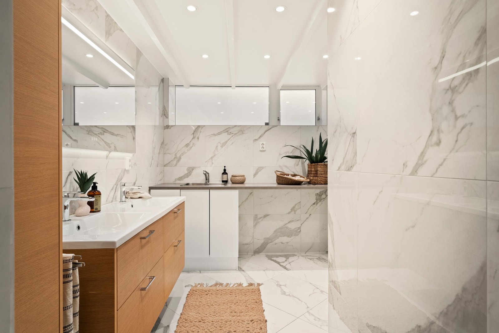 Her får du god plass til både dusjing, klesvask og oppbevaring Galleribilde