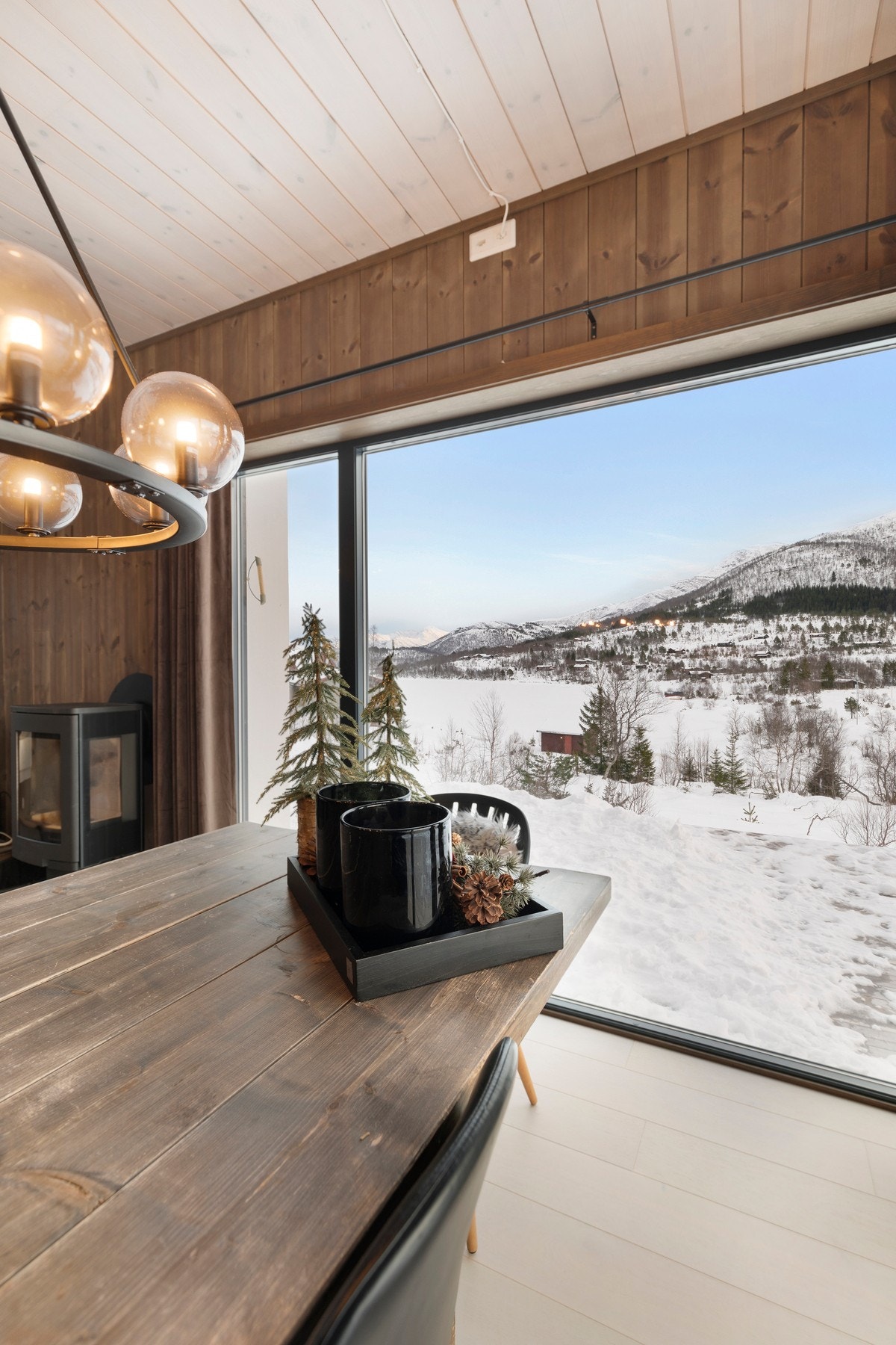 Her har du full kontroll over Nysætervatnet og omkringliggende fjell! Galleribilde