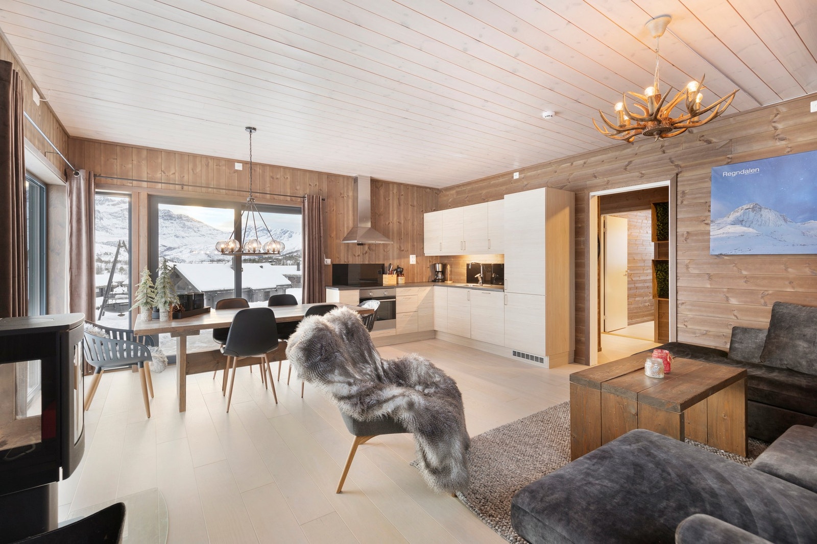 Det er montert vedovn som sørger for god varme og den riktige stemningen etter en lang dag i skiløypene. Galleribilde