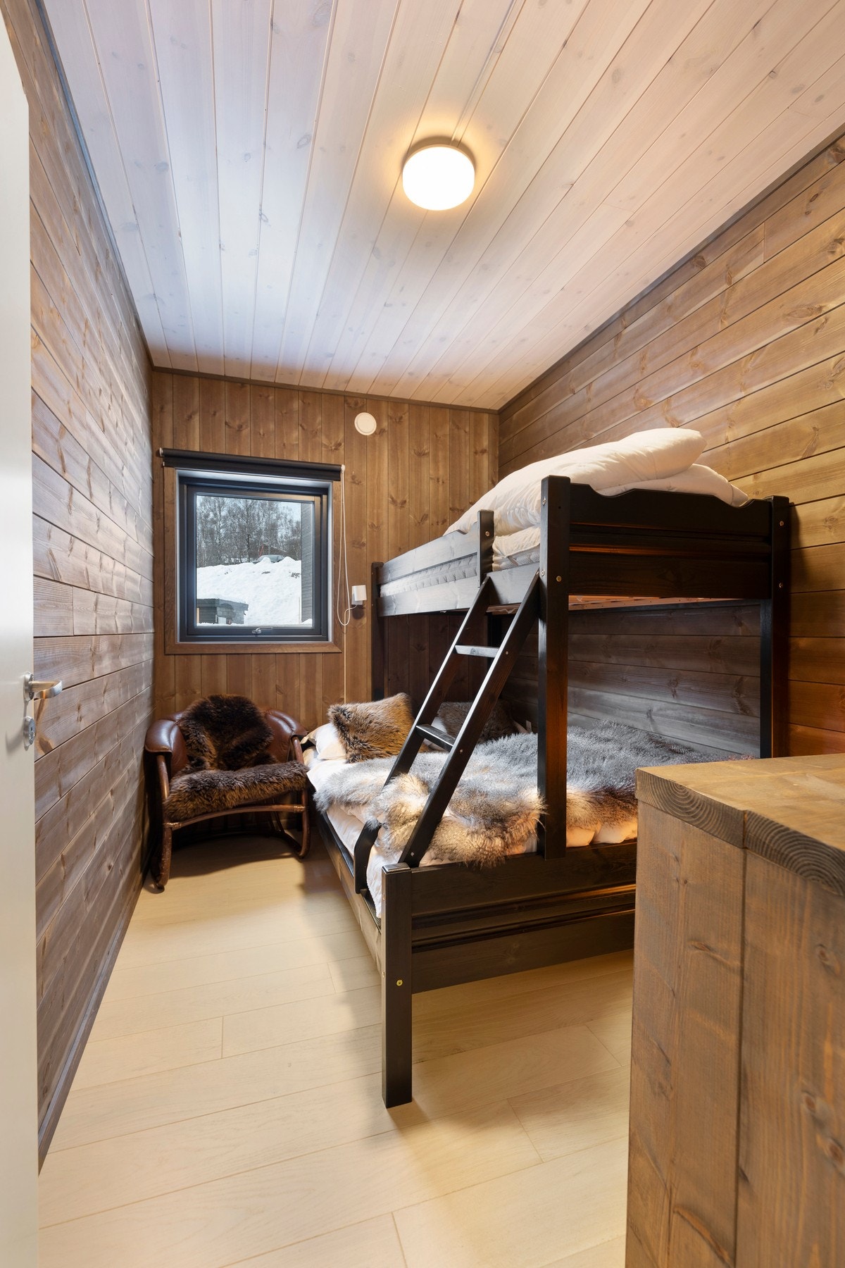 Alle soverommene har montert rullegardiner på vinduer. Galleribilde