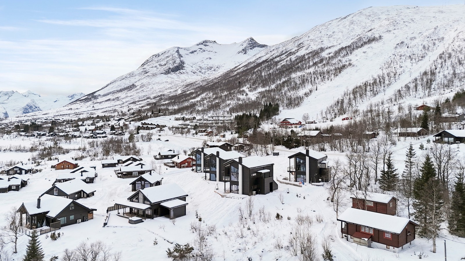 Leiligheten disponerer to parkeringsplasser på gruset biloppstillingsplass i hyttefeltet. Galleribilde