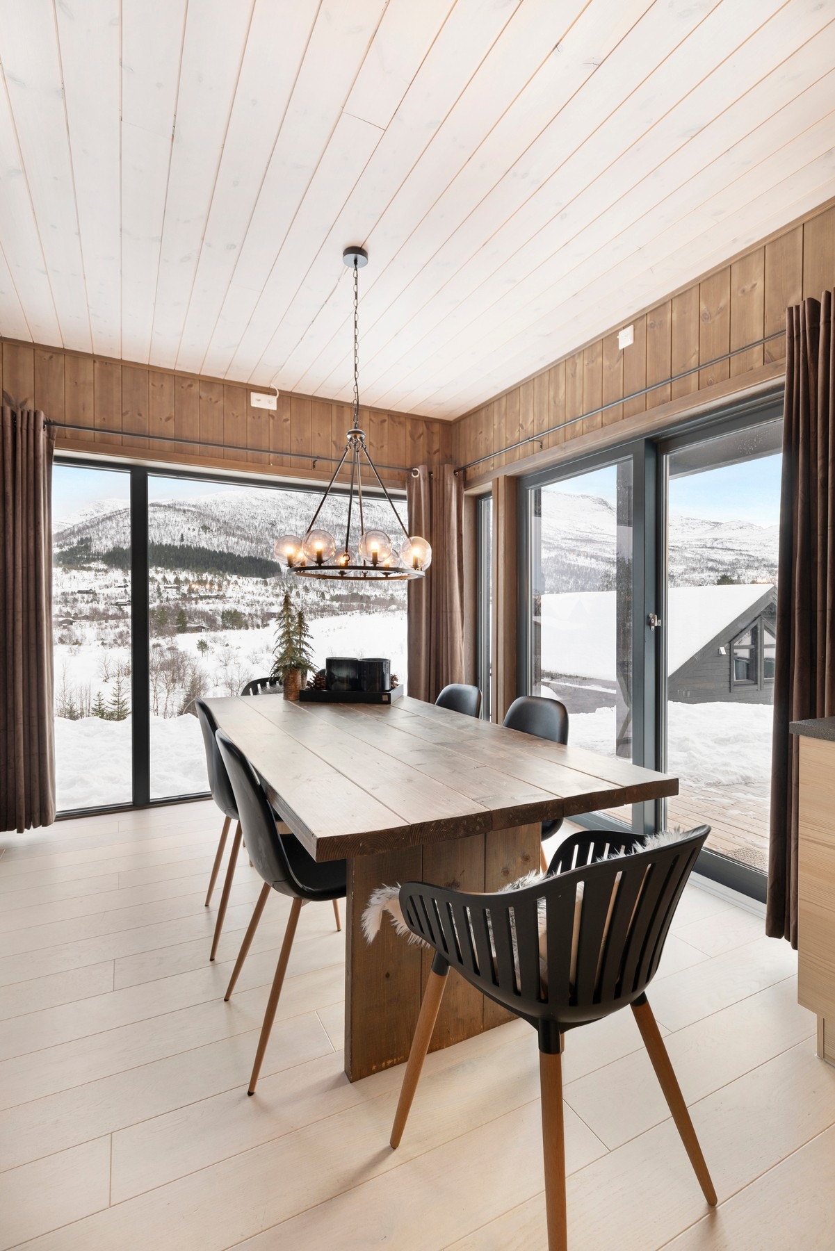 Fra stue er det utgang til terrasse via skyvedør. Galleribilde