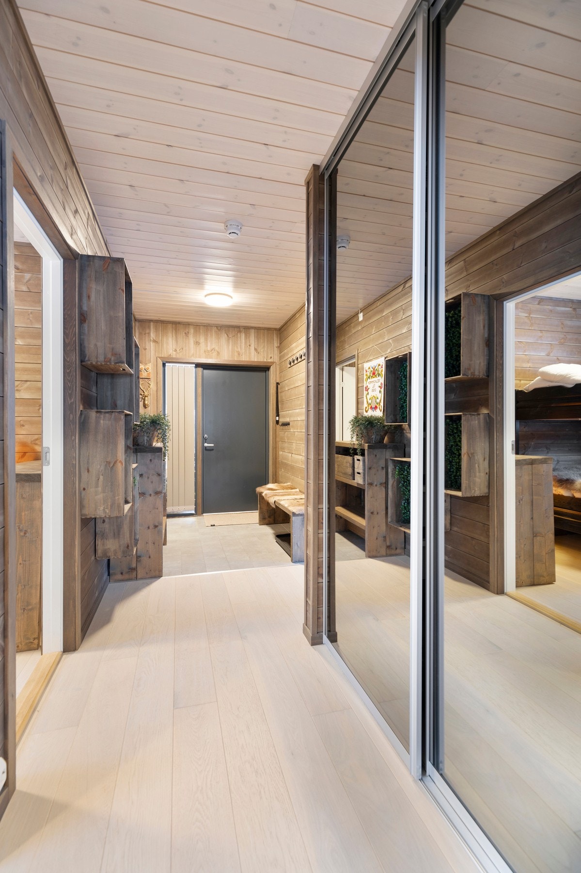 Klesoppbevaring i skyvedørsgarderobe med speilfronter. Galleribilde