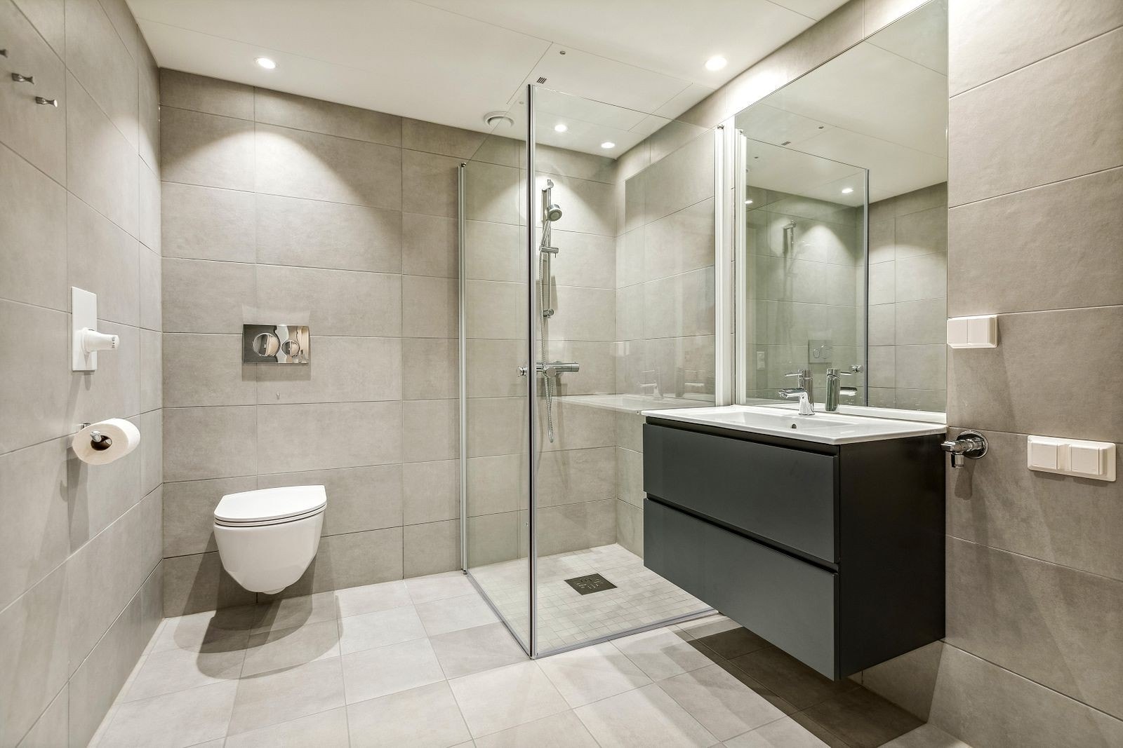 Delikat, flislagt bad med varmekabler i gulv. Vaskemaskin medfølger. Galleribilde