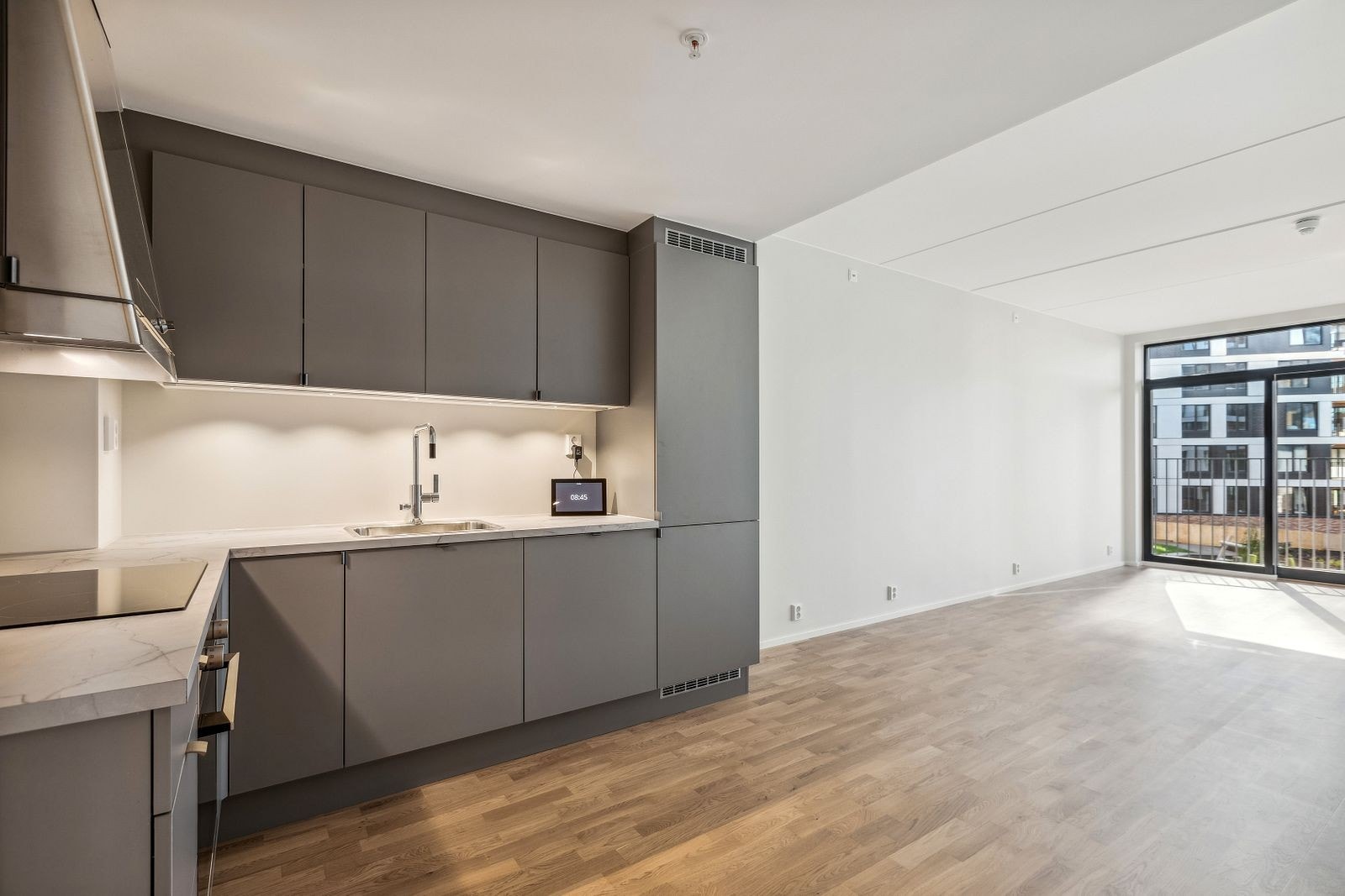 Stue- og kjøkken i åpen løsning. Plass til sofakrok og en liten spiseplass. Galleribilde