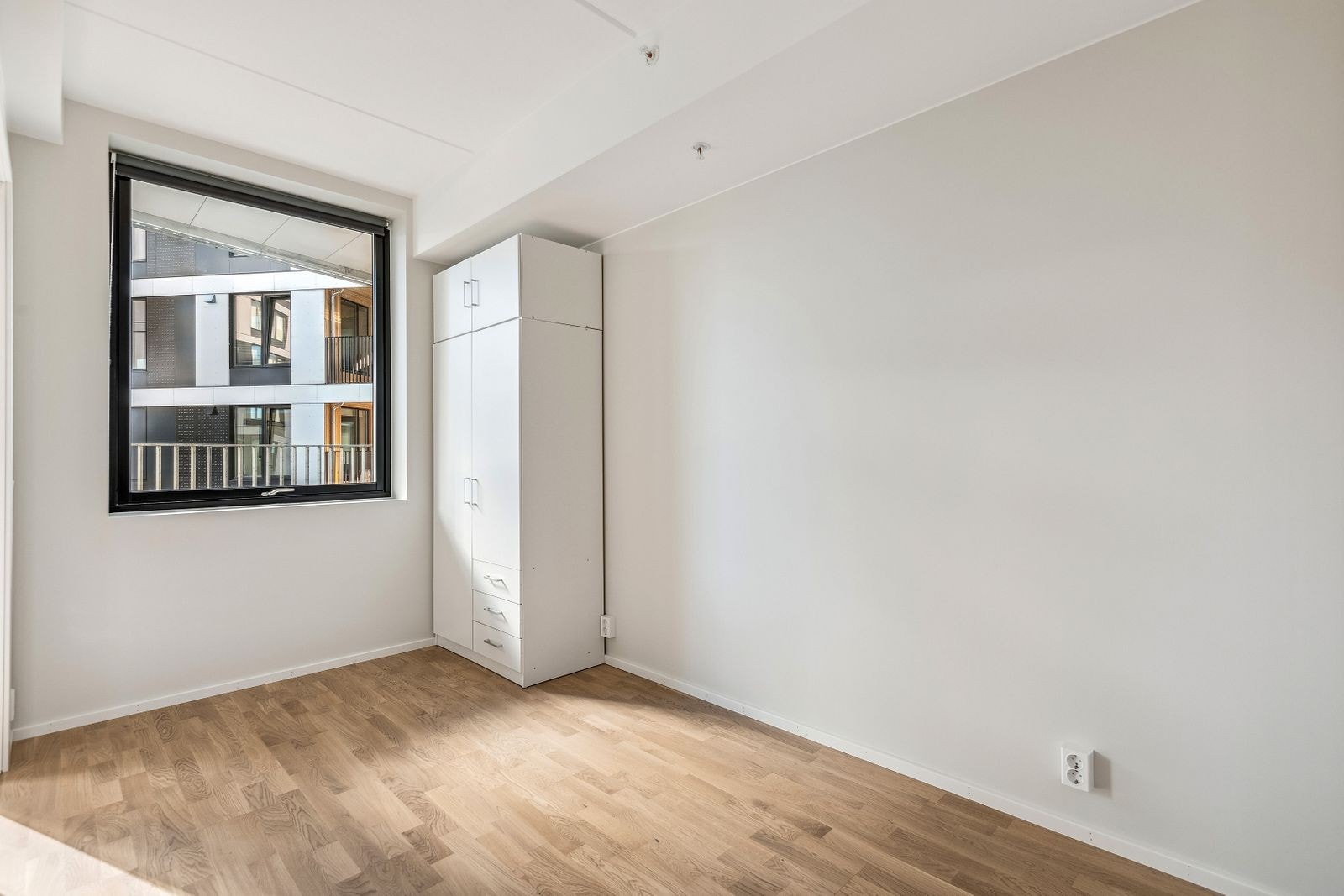 Soverom med plass til dobbeltseng. Skap medfølger. Galleribilde