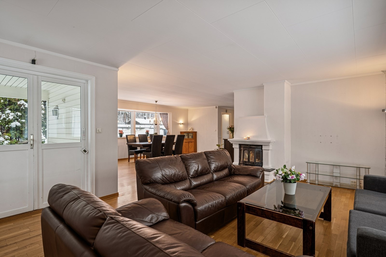 Det er både peisovn og varmepumpe for oppvarming. Galleribilde