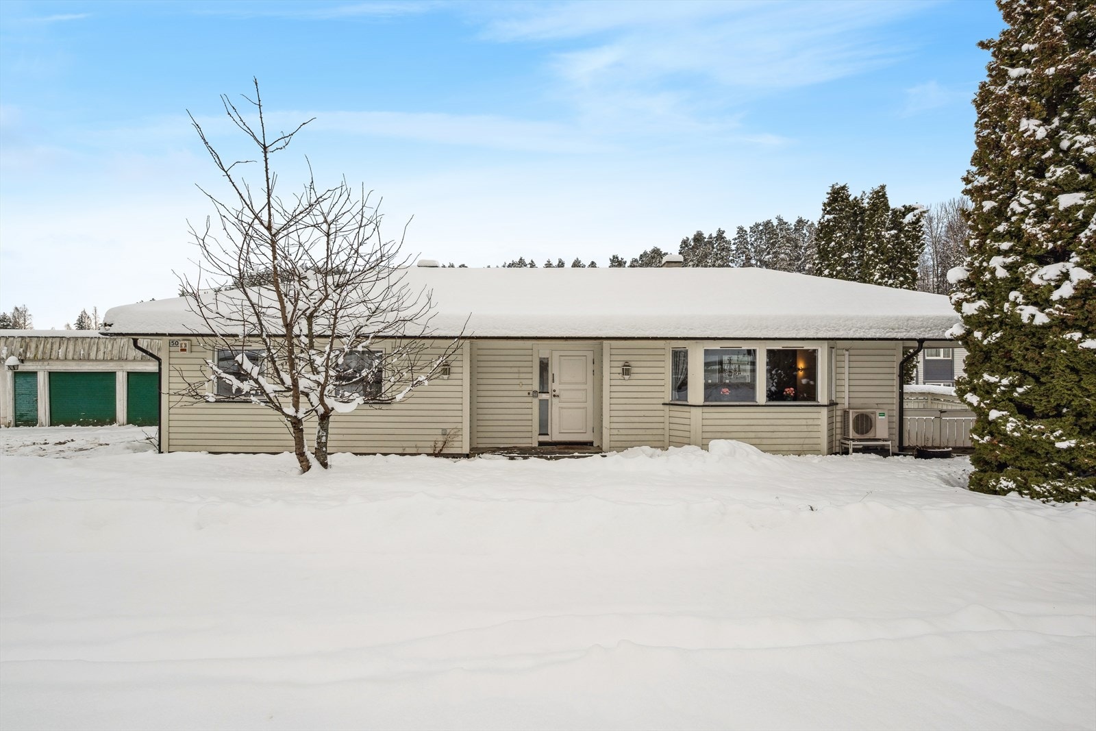 Enebolig i veletablert og barnevennlig område. Boligen har alt på en flate. Galleribilde