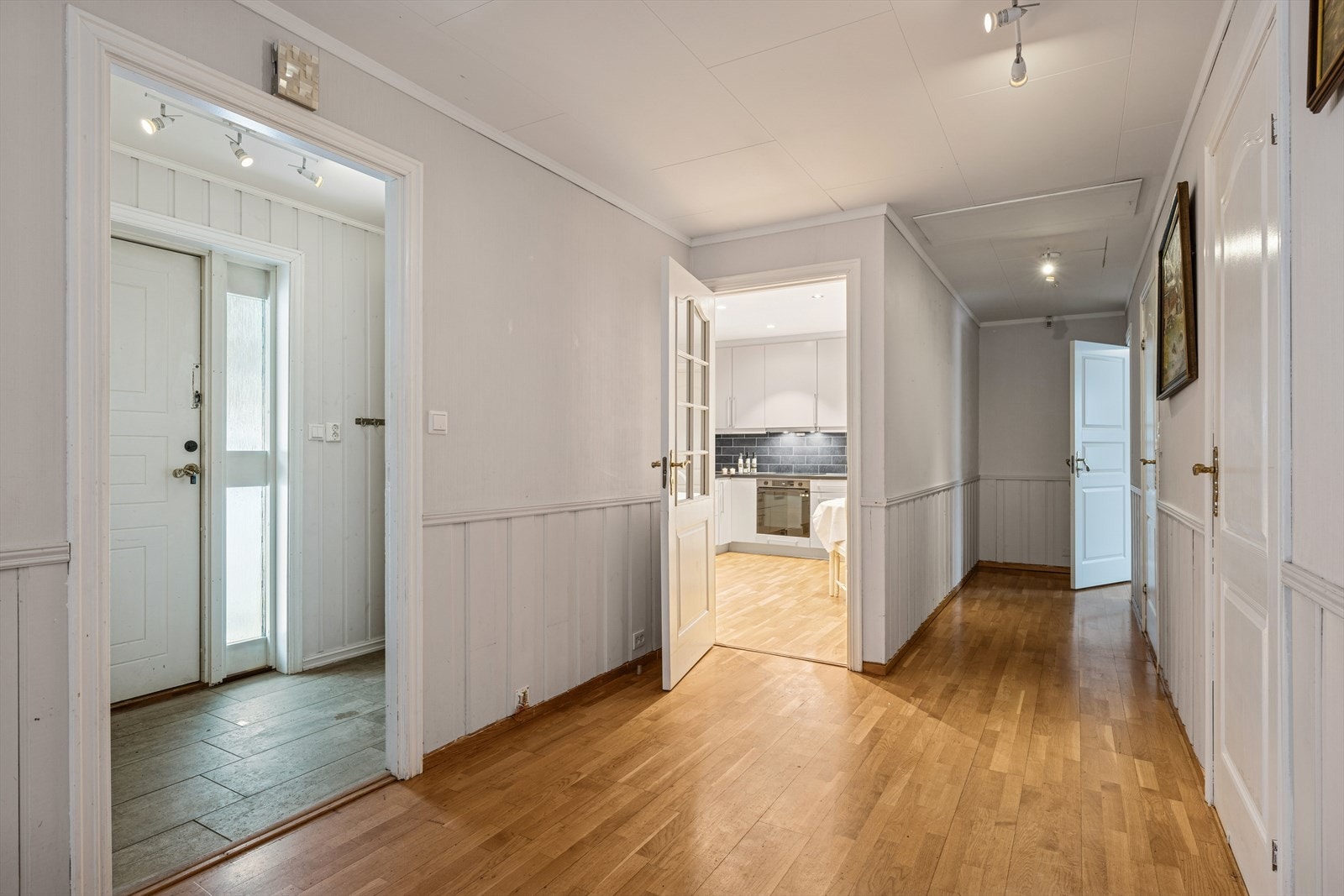 Det er gulvvarme i entré, gang, stue, kjøkken, soverommene, bad og vaskerom. Galleribilde