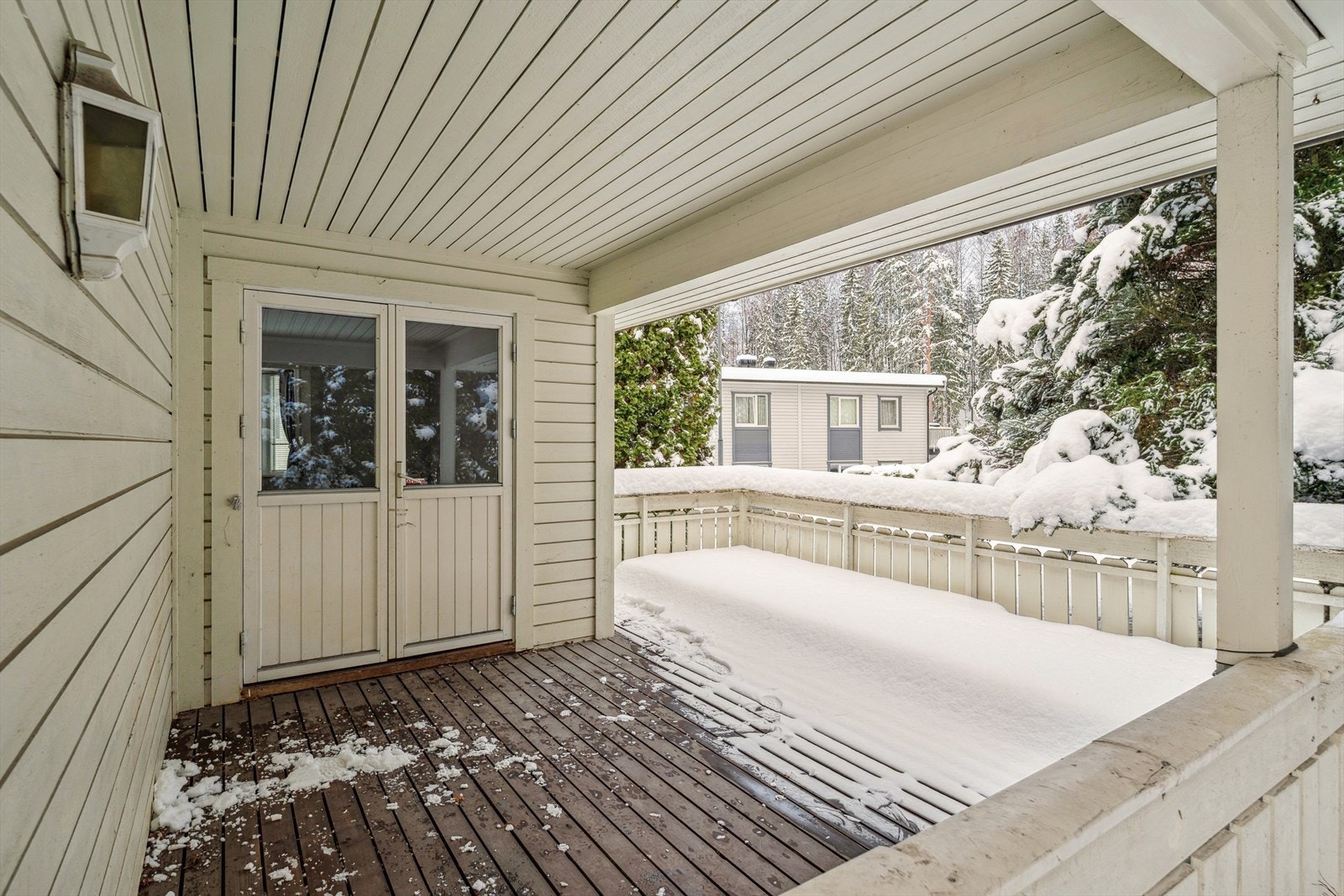 Fra stuen er det videre utgang til en delvis overbygget terrasse. Galleribilde