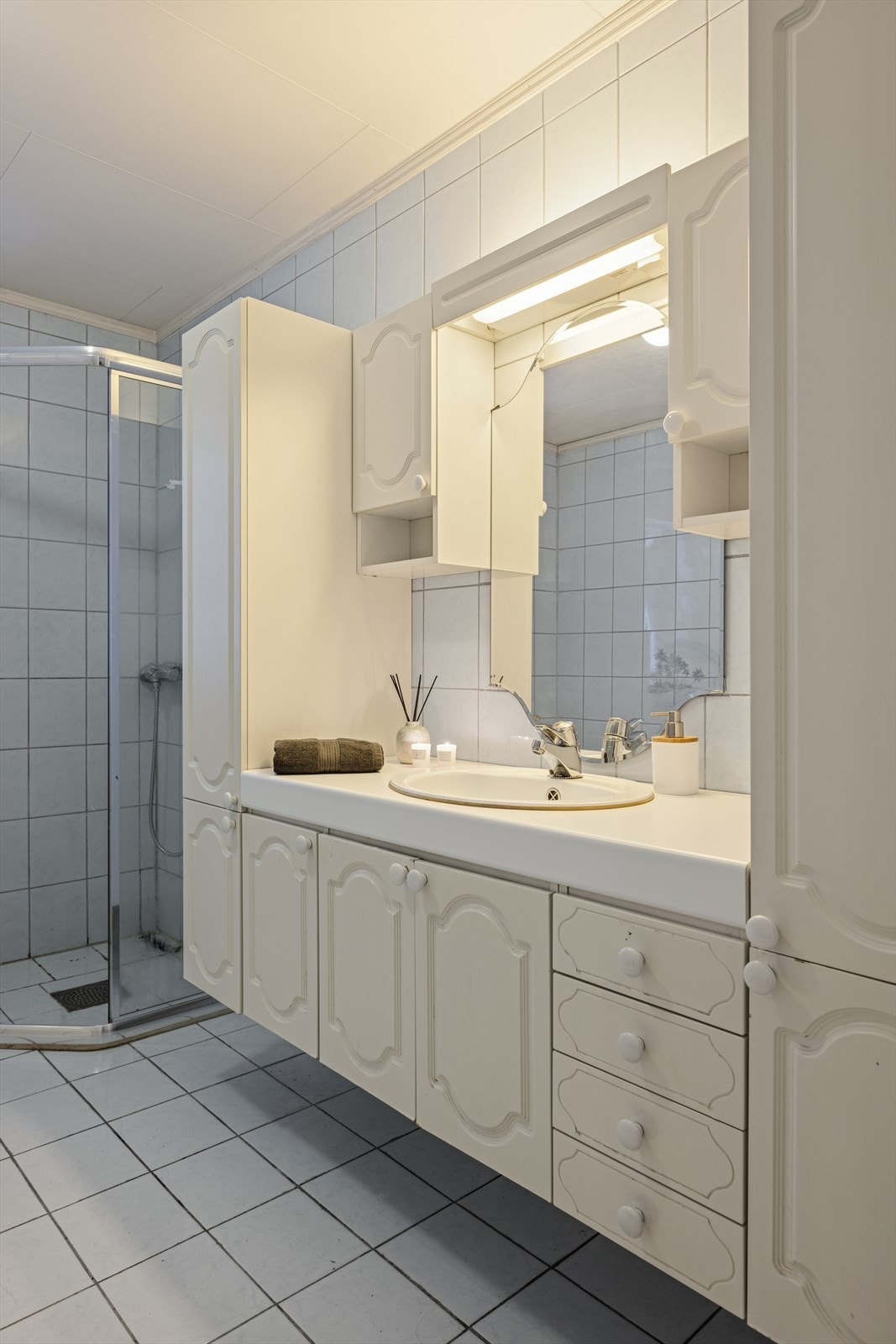 Svært romslig baderomsinnredning med mye oppbevaringsplass. Galleribilde