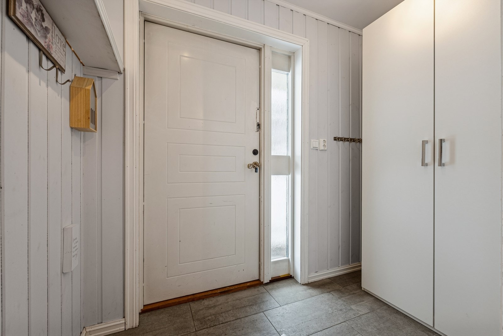 Lys entré med plass for gode garderobe- og opphengsløsninger. Galleribilde