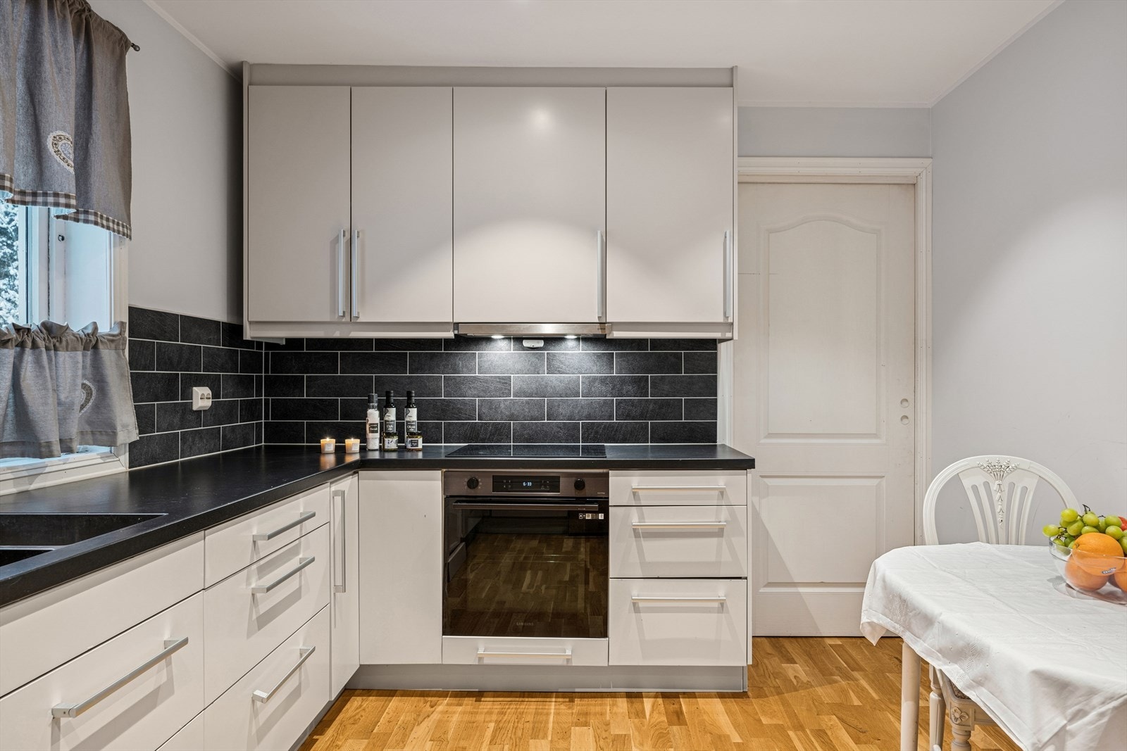 Her har en alt en måtte trenge av både skap-, skuff- og benkeplass. Galleribilde