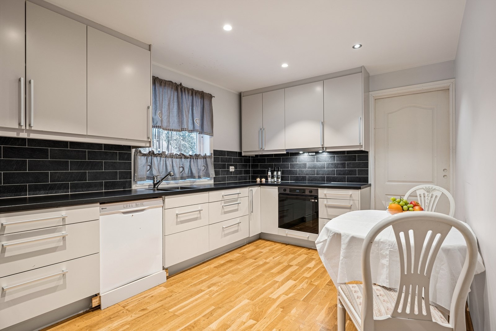 Kjøkkenet er fra 2016 og fremstår som tidløst. Galleribilde