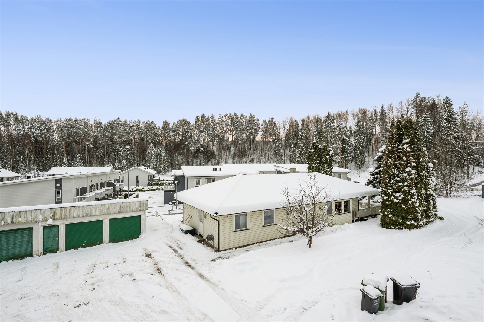 Eiendommen har gode parkeringsforhold. Galleribilde