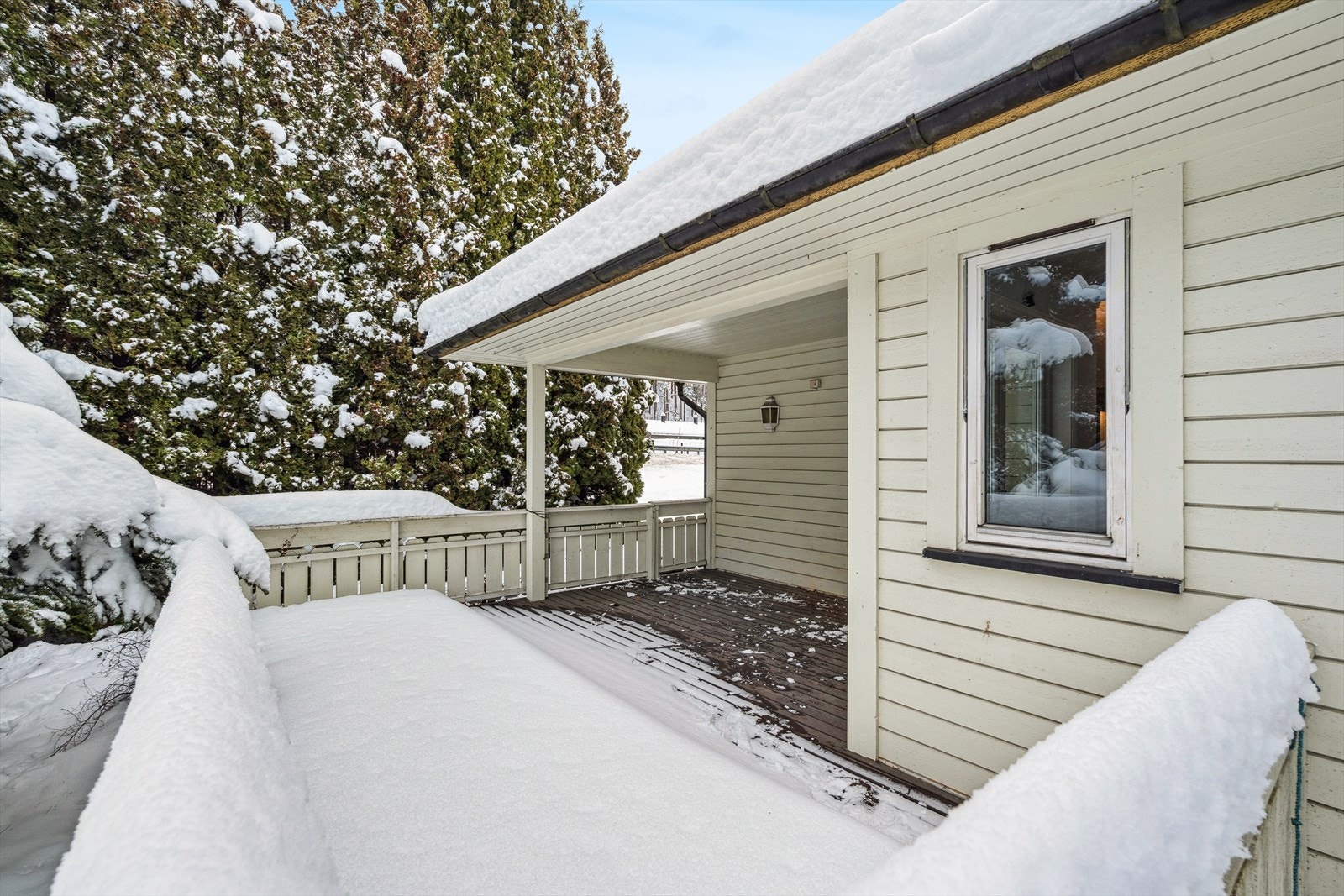 Her er det god plass for utemøblement, grill og annet en måte ønske. Gode solforhold. Galleribilde