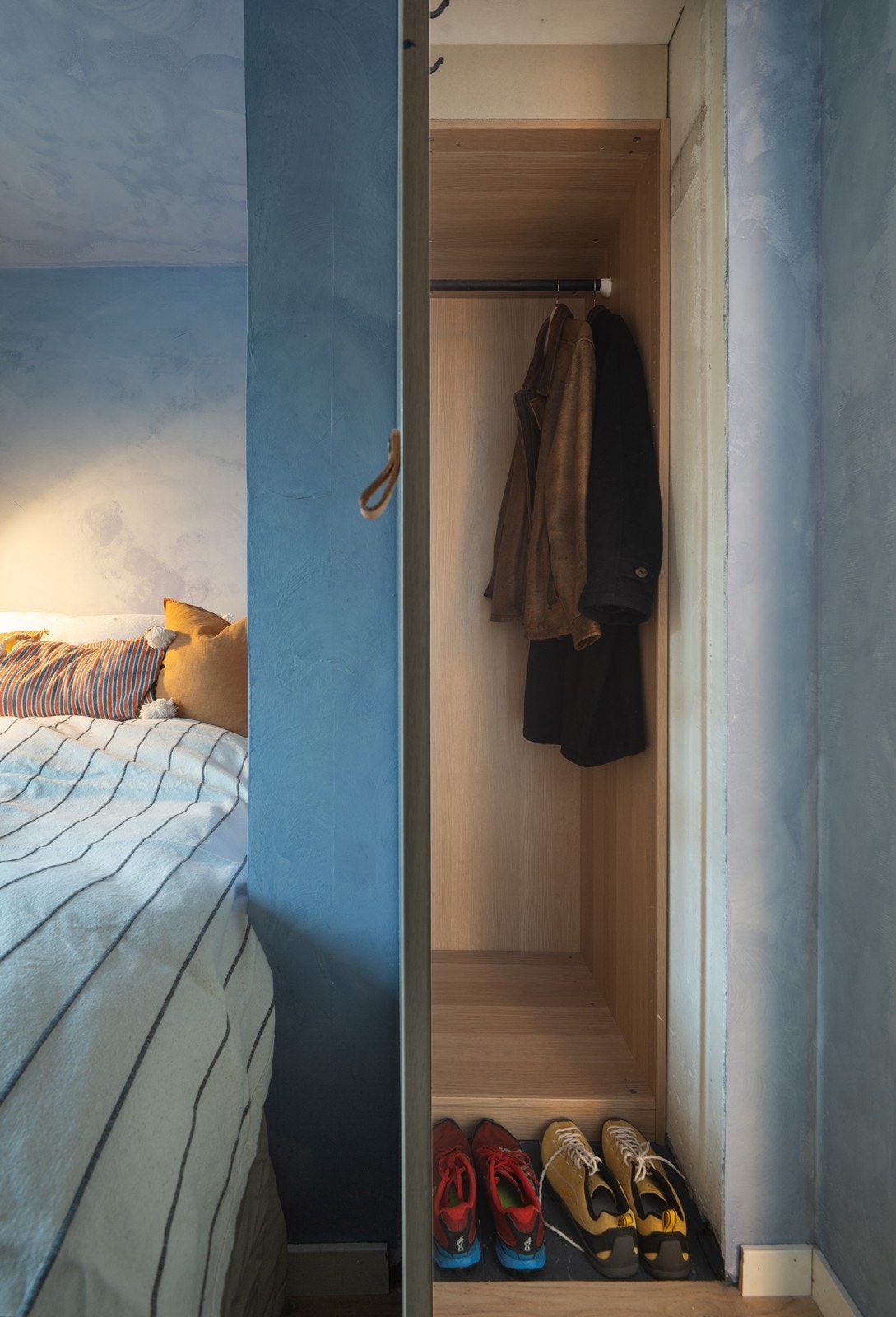 Ekstra skap på soverom med verdifull oppbevaringsplass Galleribilde