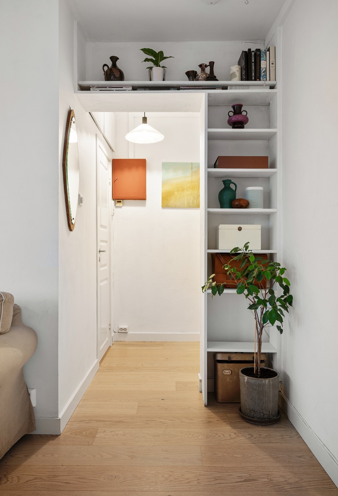 Stue mot gang. Plassbygget bokhylle Galleribilde