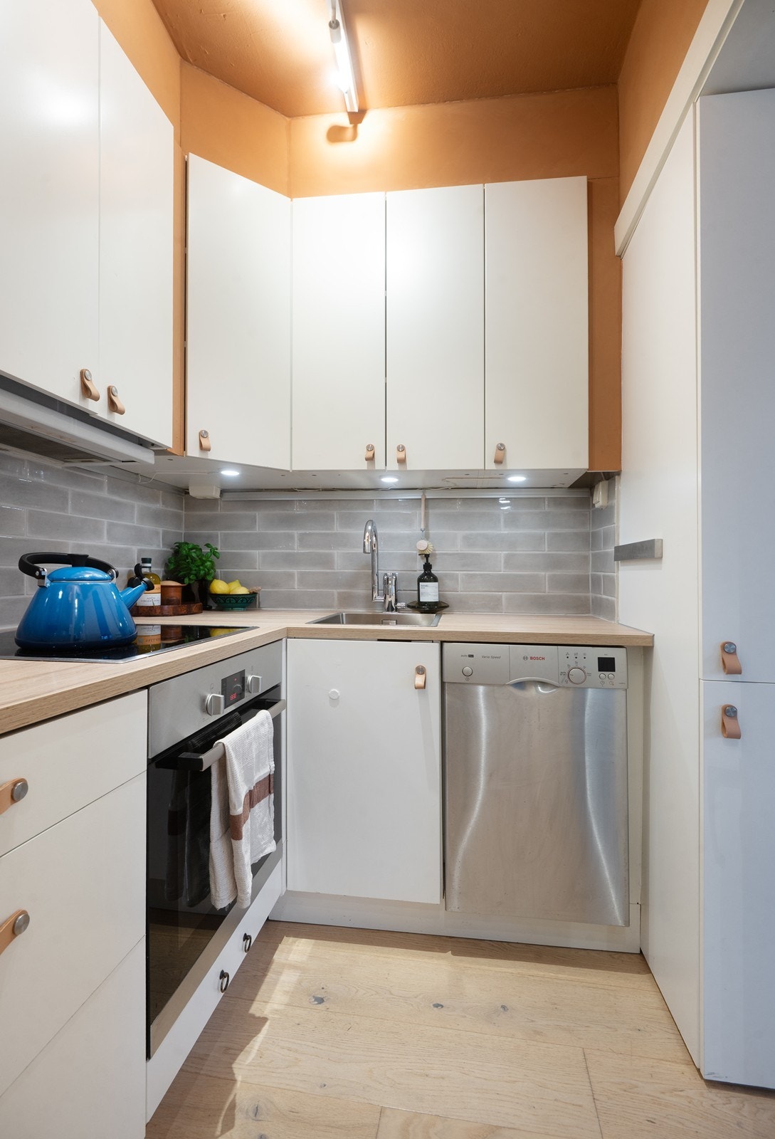 Effektivt kjøkken komplett utstyrt med integrerte hvitevarer Galleribilde