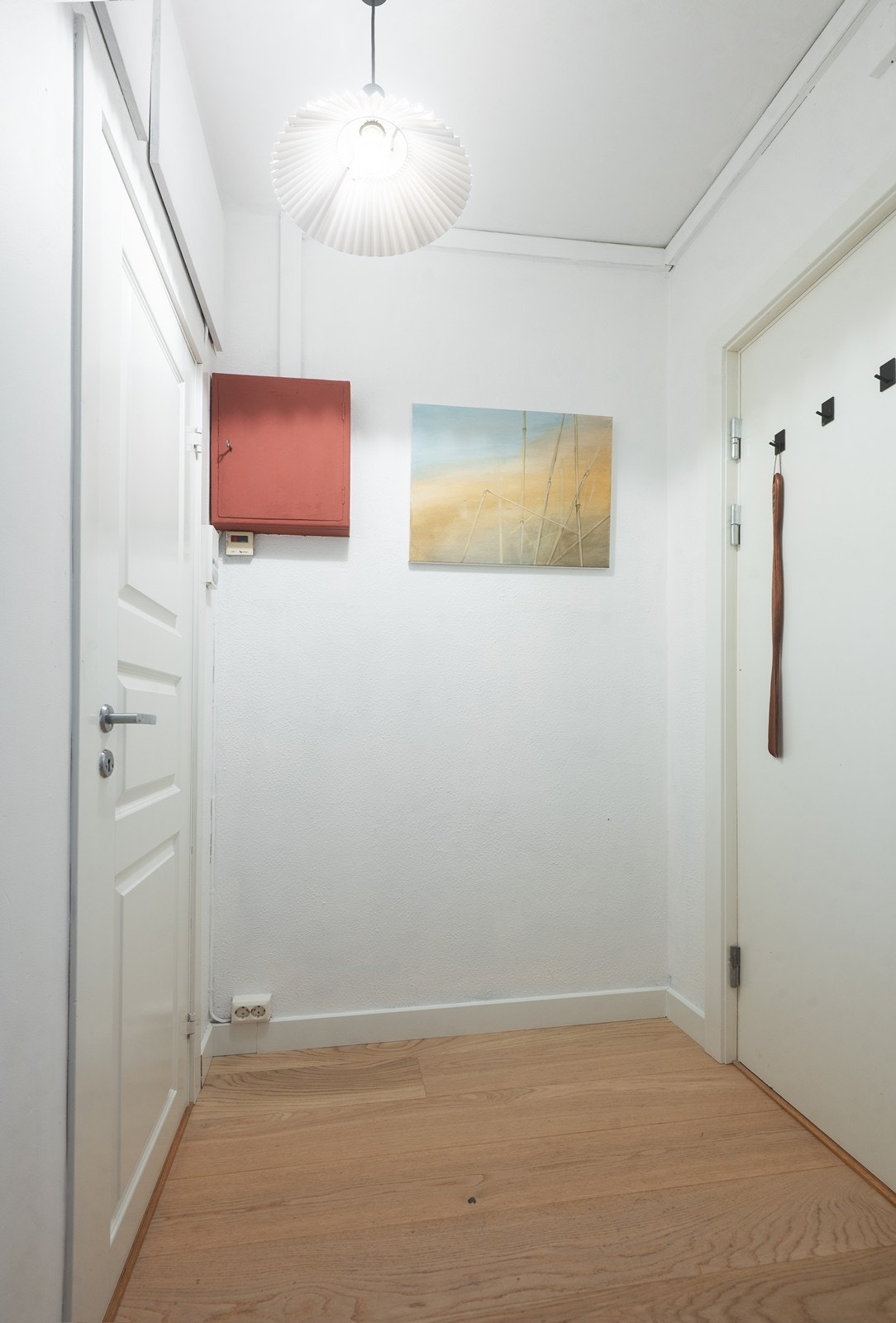 Entré/gang. Oppe til venstre ser du skap med ekstra oppbevaringsplass over soverommet Galleribilde