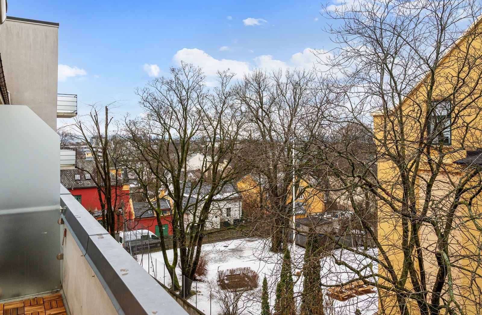 Utsikt mot grøntområde gir en rolig atmosfære på balkongen. Galleribilde