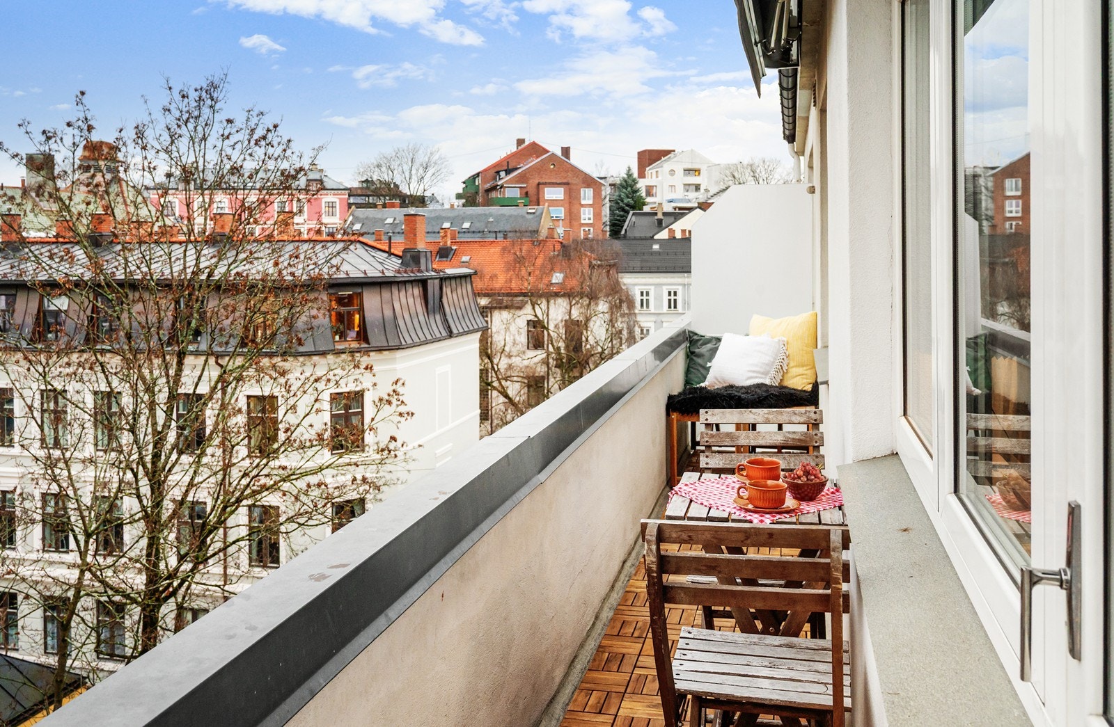 Plass til lite bord og stoler for å nyte solnedgangen i nord/vest Galleribilde