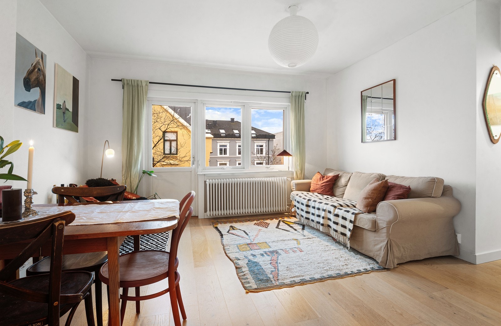 Stue mot balkong Galleribilde