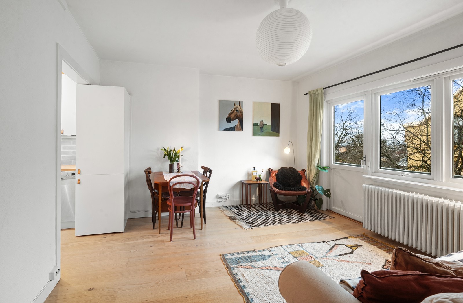 Stue med plass til sittegruppe og spisebord Galleribilde