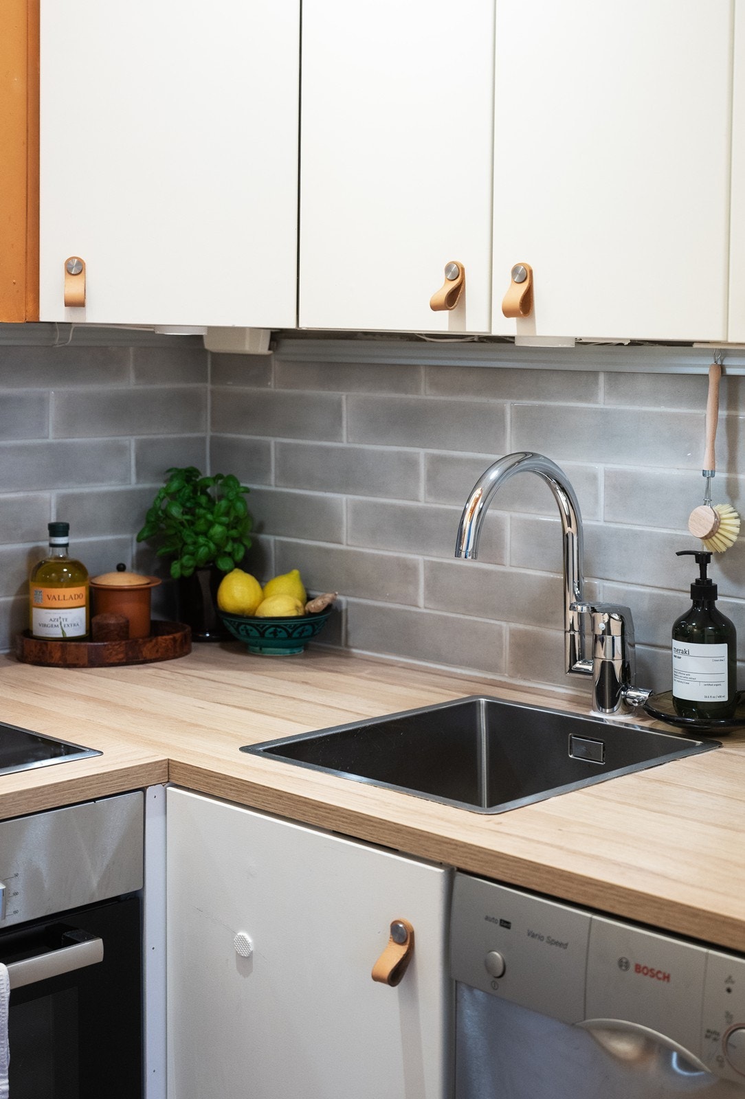 Detalj - Pene fliser på vegg mellom benk og overskap Galleribilde