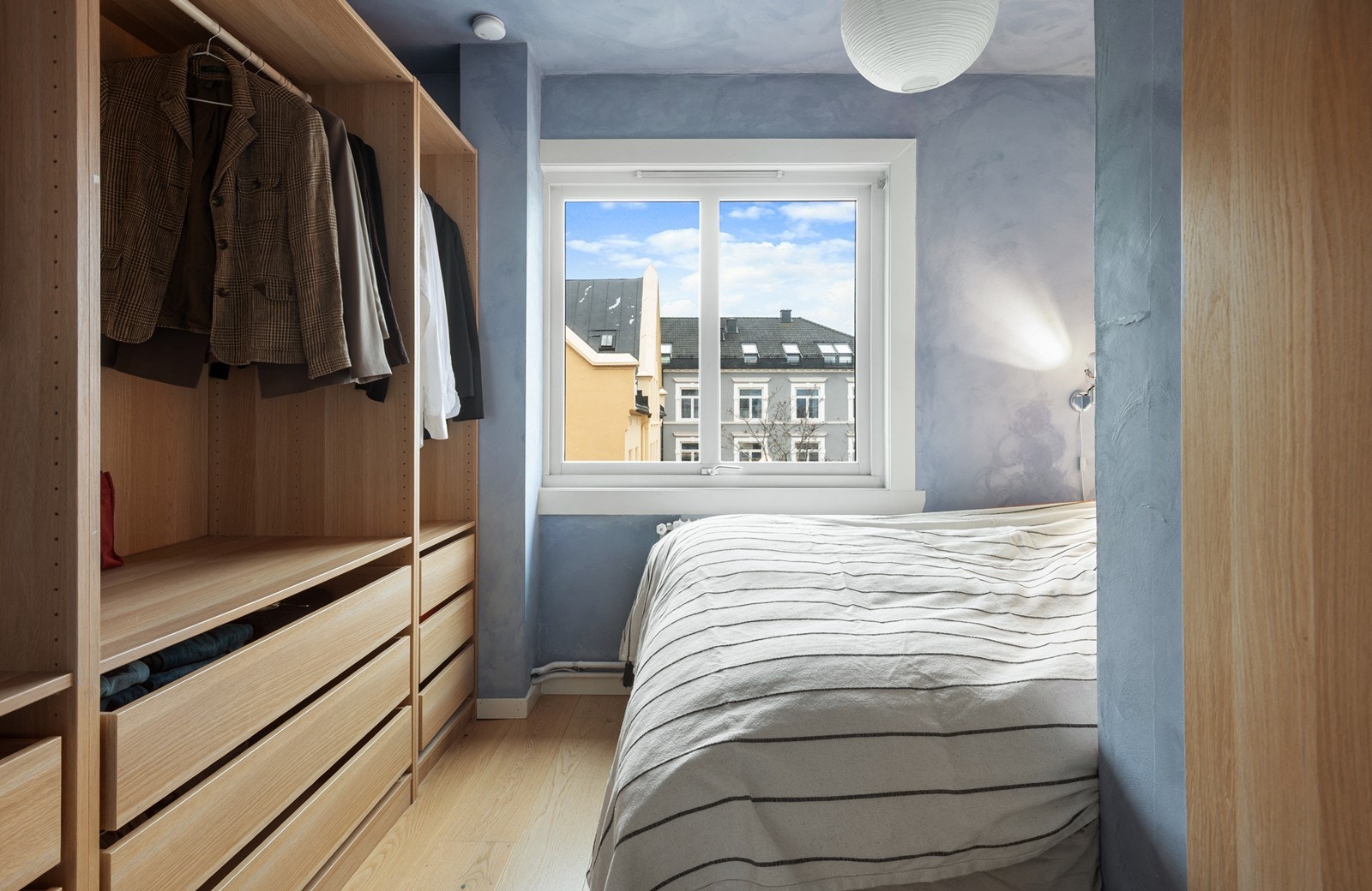 Soverom, godt innredet med garderobeskap Galleribilde