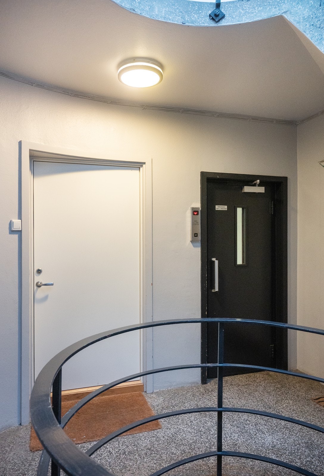 Enkel adkomst med heis rett ved siden av inngangsdøren Galleribilde