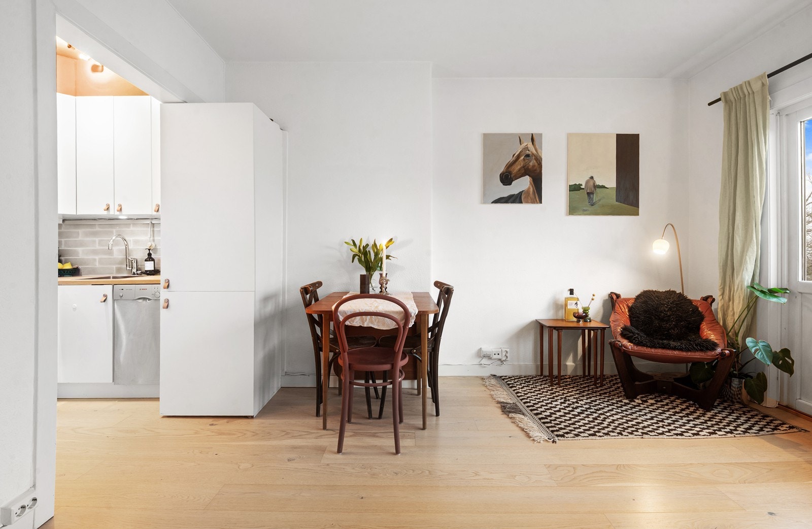 Stue med plass til sittegruppe og spisebord Galleribilde