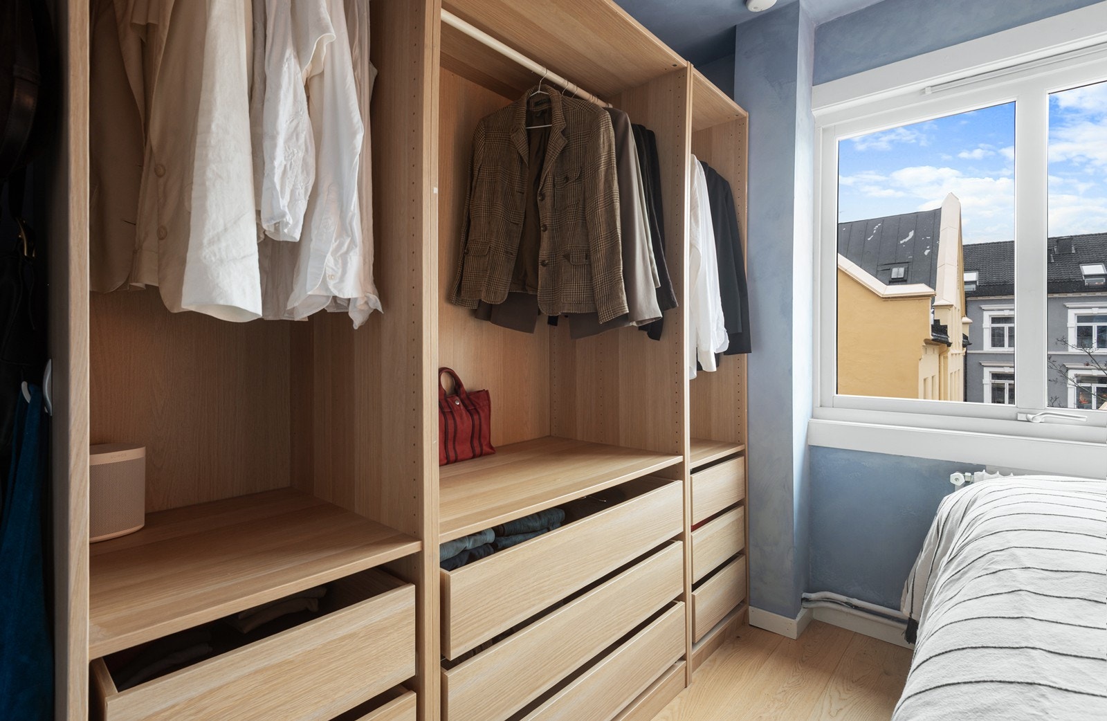 Åpen garderobe som medfølger Galleribilde