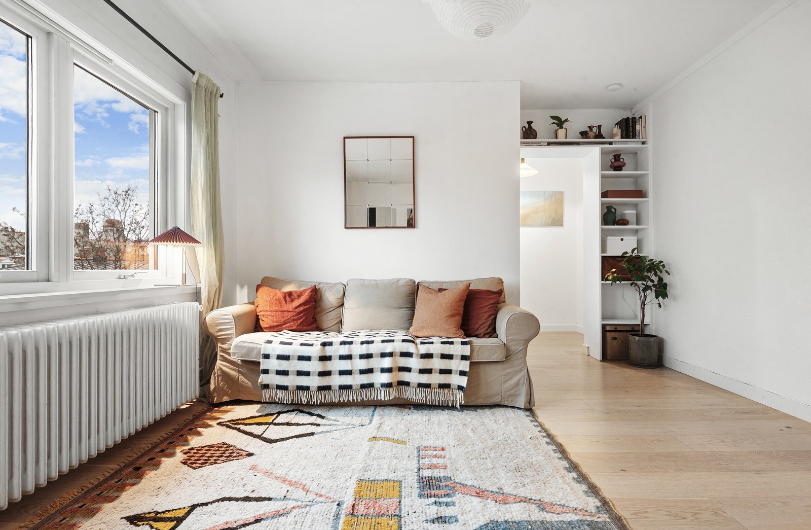 Stue. Høyt og fritt med godt lysinnslipp (også på vinteren) uten innsyn Galleribilde