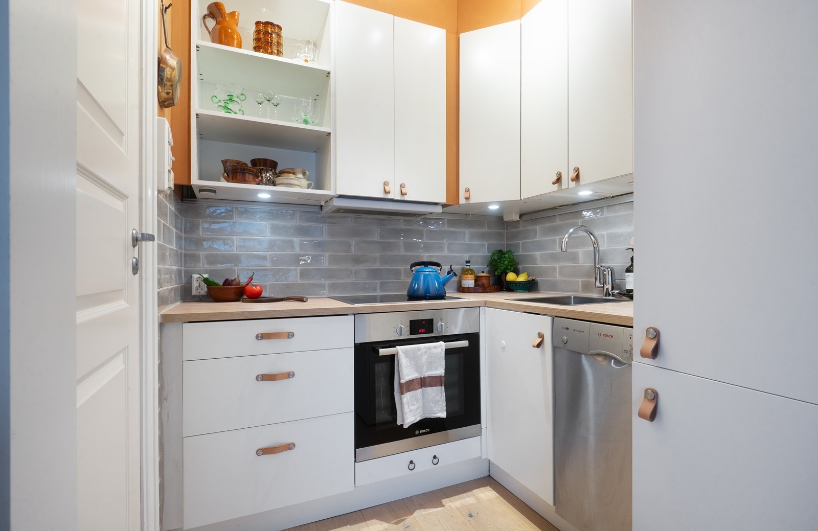 Effektivt kjøkken komplett utstyrt med integrerte hvitevarer Galleribilde